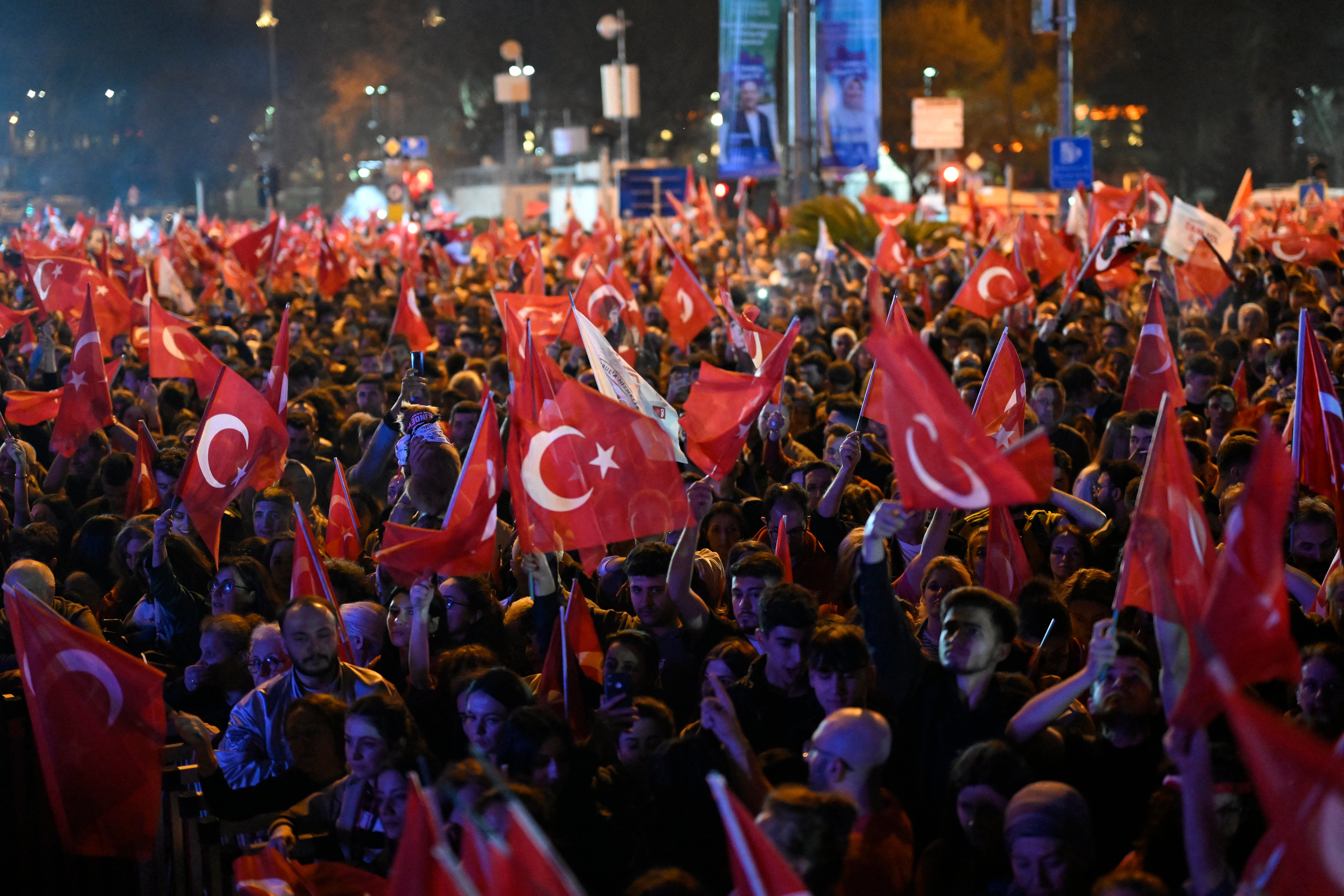 CHP supporters celebrate following municipal elections across Turkey