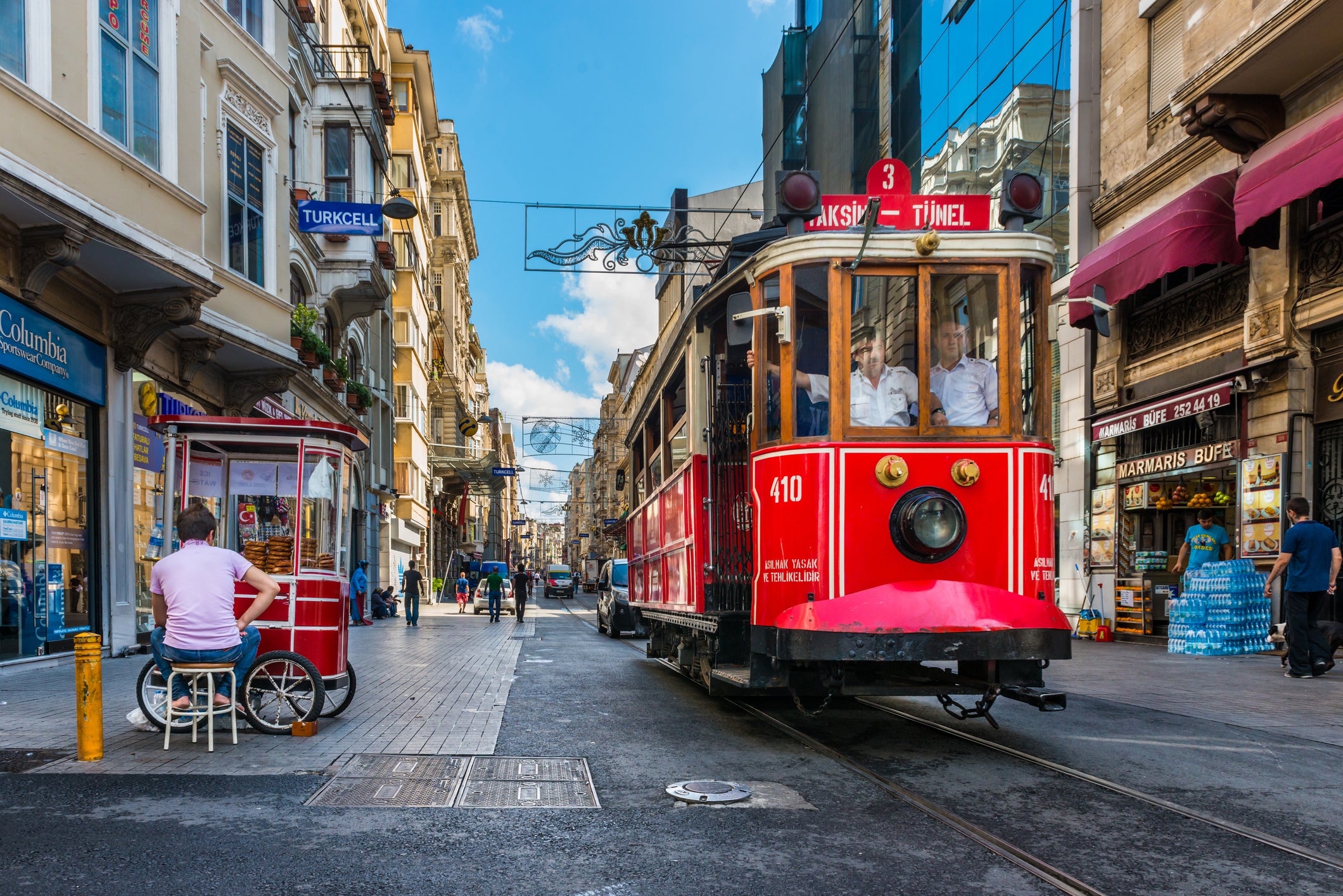 Istanbul buzzes with bars and restaurants without scorching summer temperatures