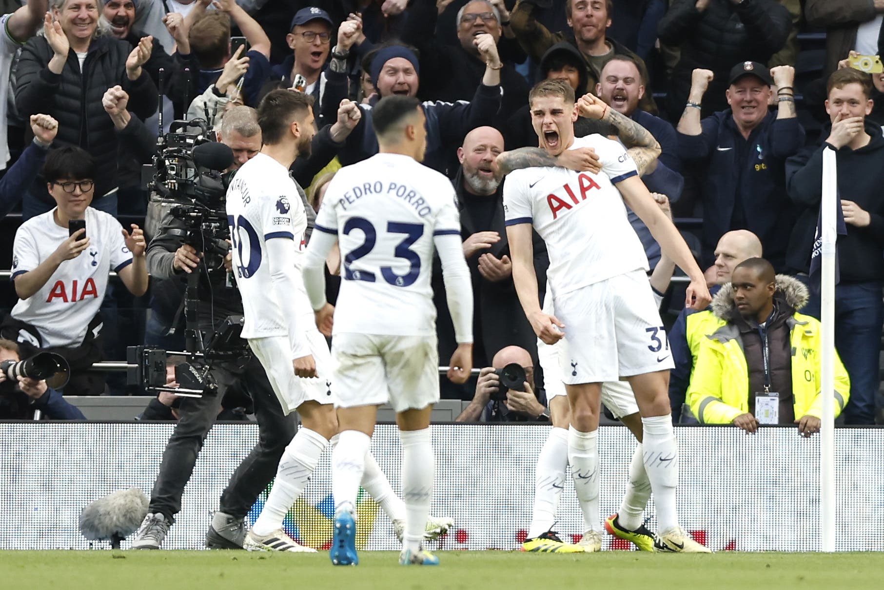 Micky van de Ven celebrates as he puts Spurs 2-1 up