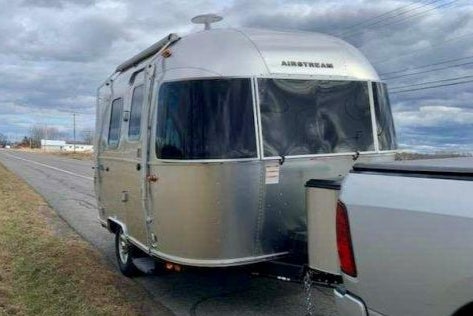 Winds allegedly caused the trailer door to open