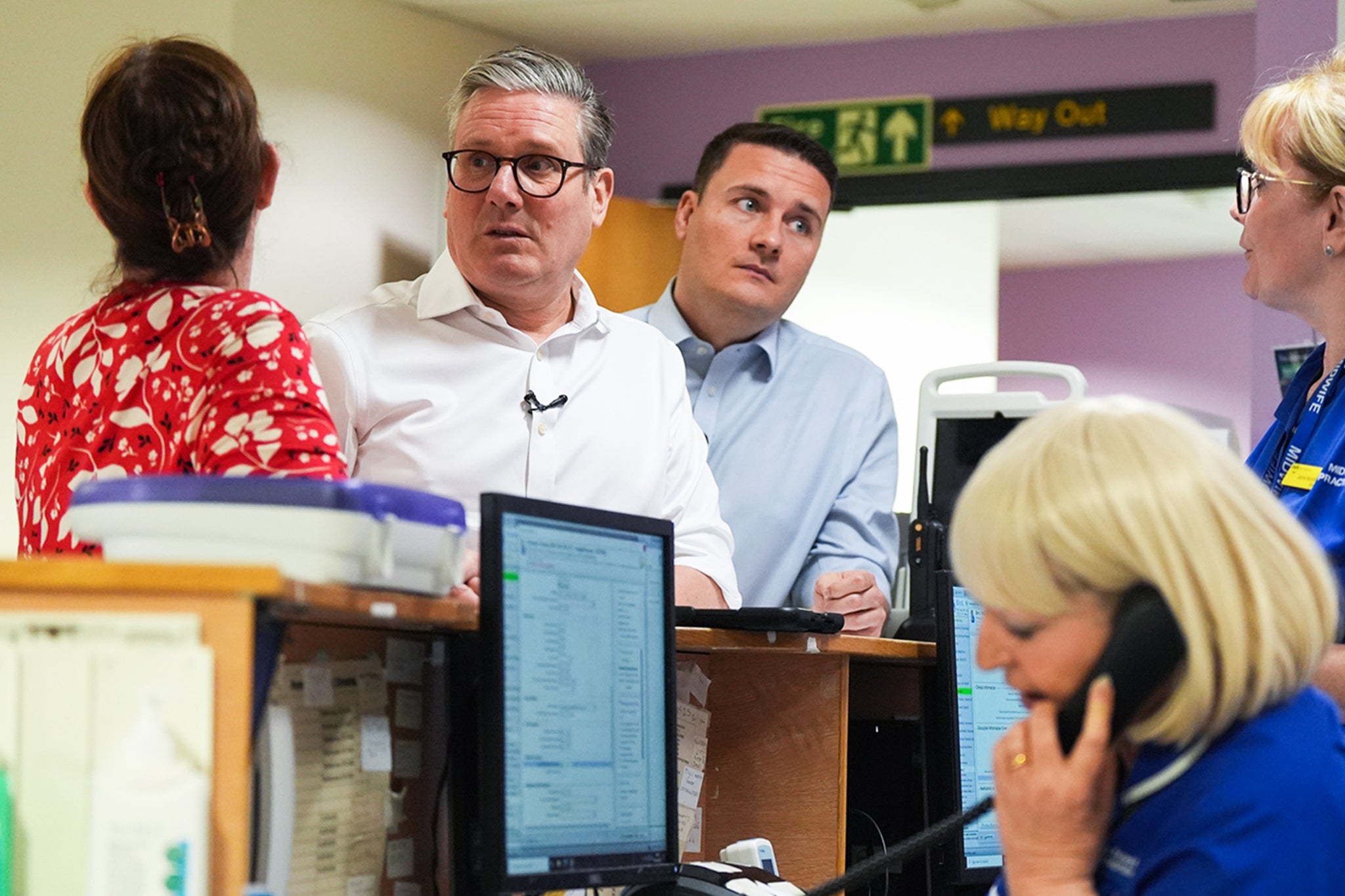 Labour leader Sir Keir Starmer (centre) and shadow health secretary Wes Streeting, meet nursing staff