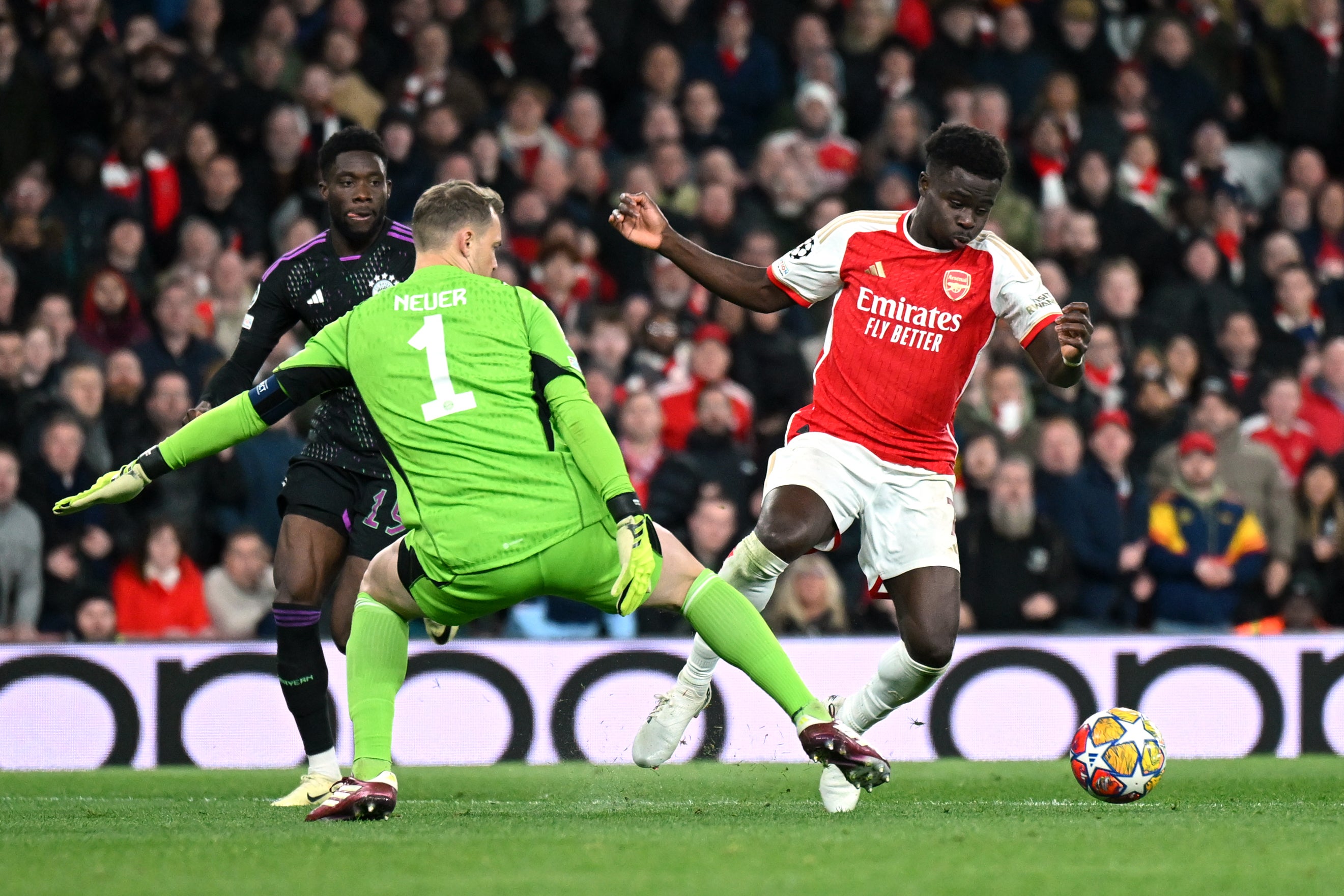 Bukayo Saka was brought down by Manuel Neuer