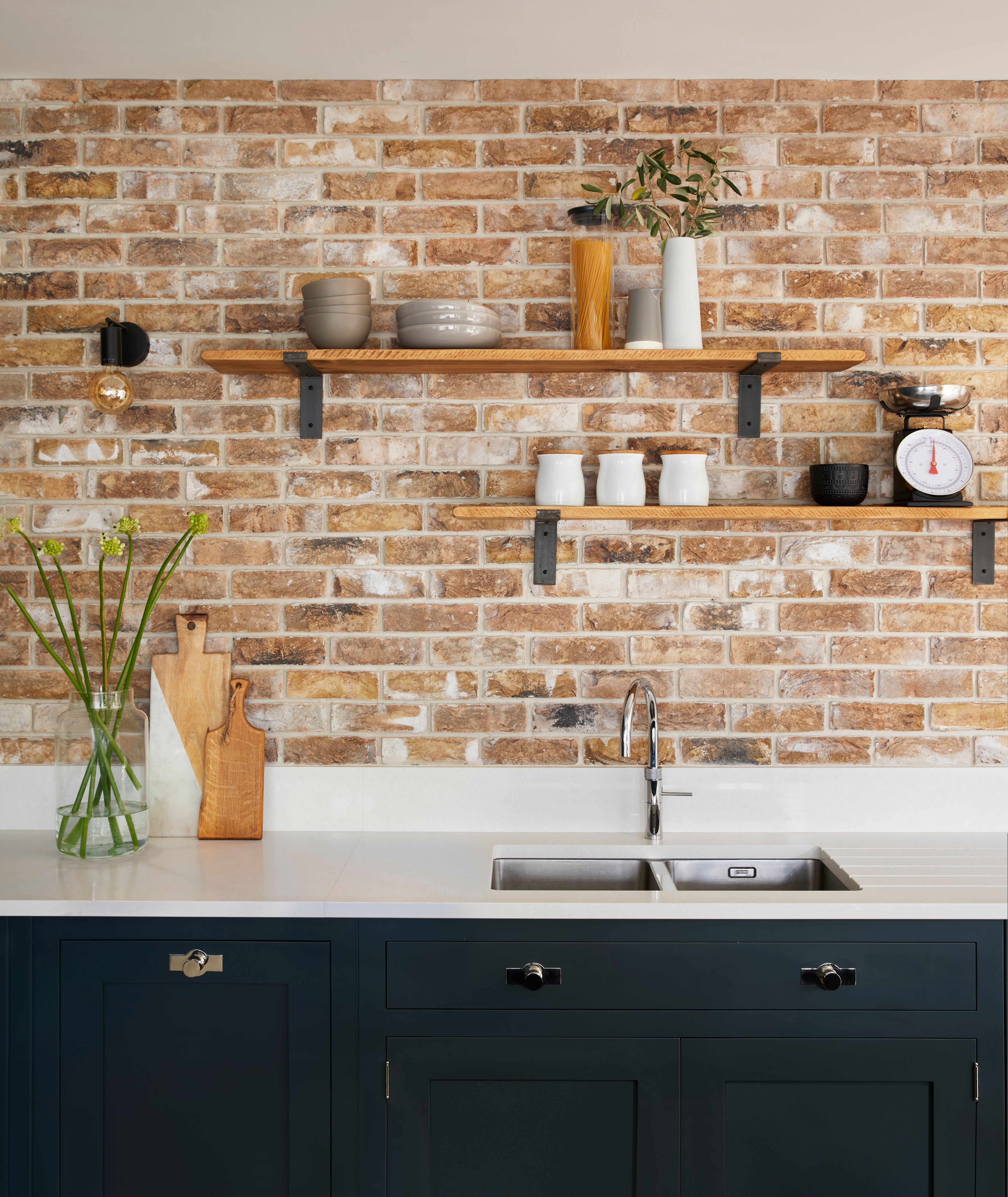 A white worktop and splashback gives a sense of continuity and flow