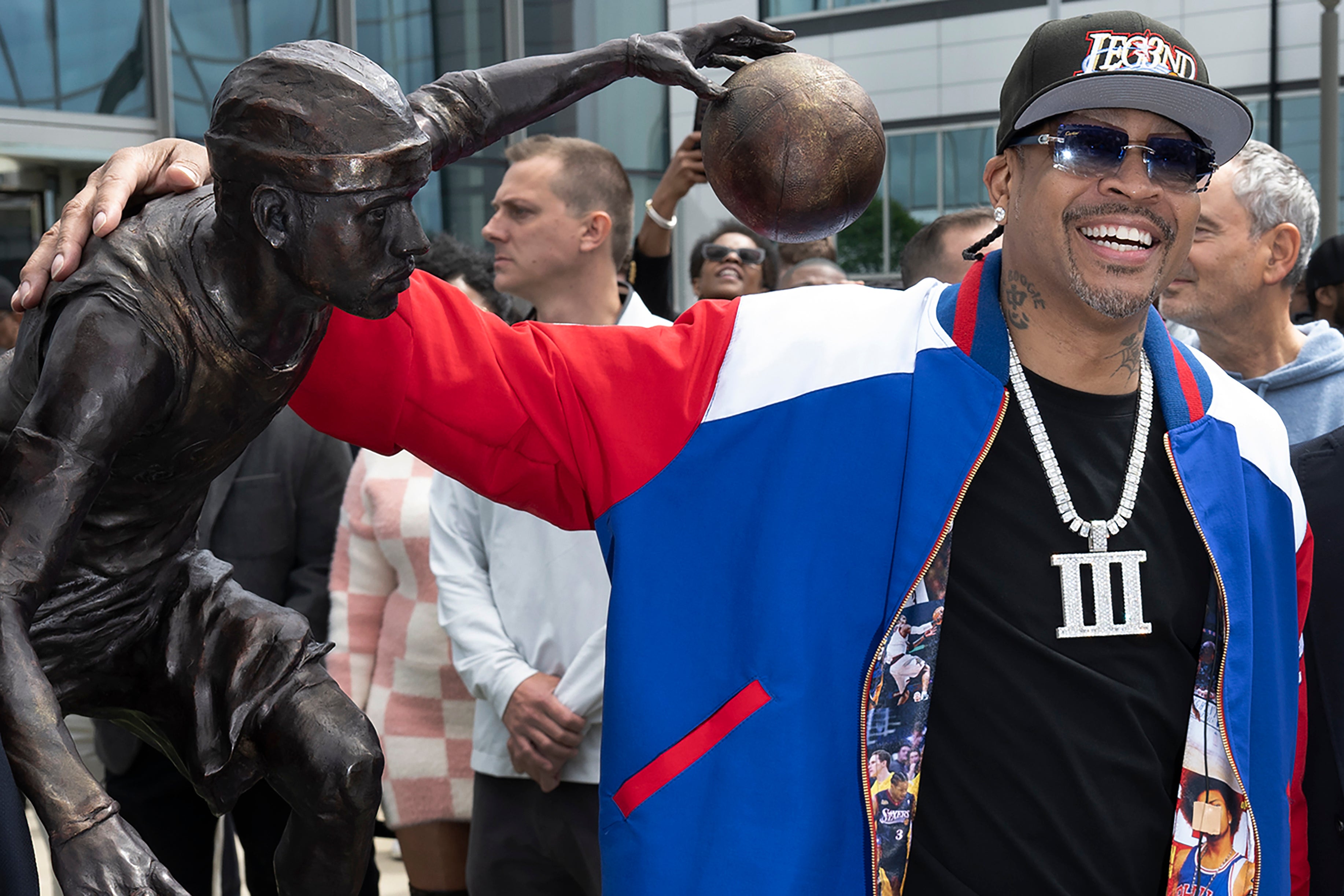 76ers Iverson Statue