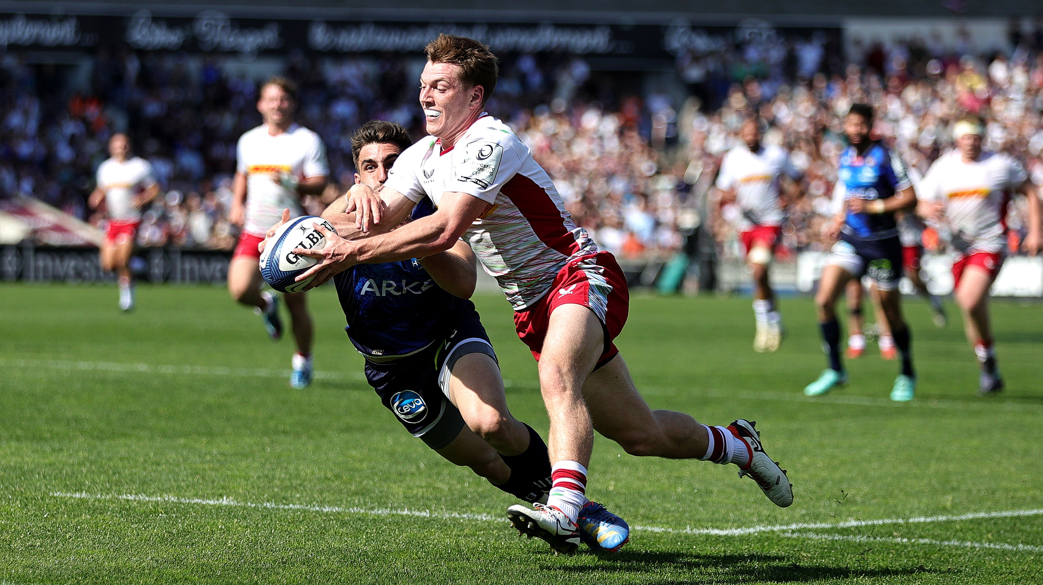 Harlequins’ Will Porter beats Mateo Garcia to score his second try