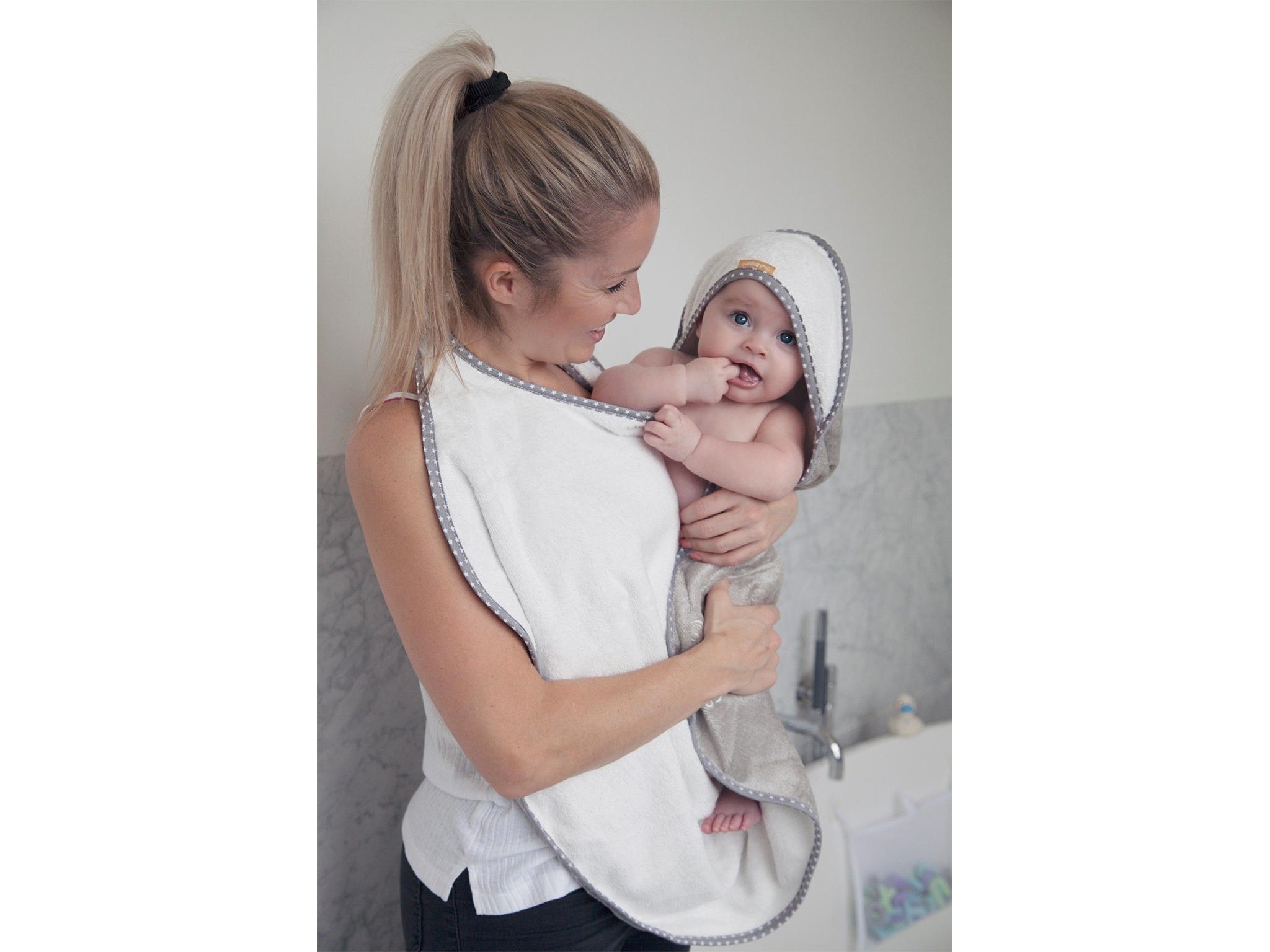 Cuddledry hands-free baby bath towel