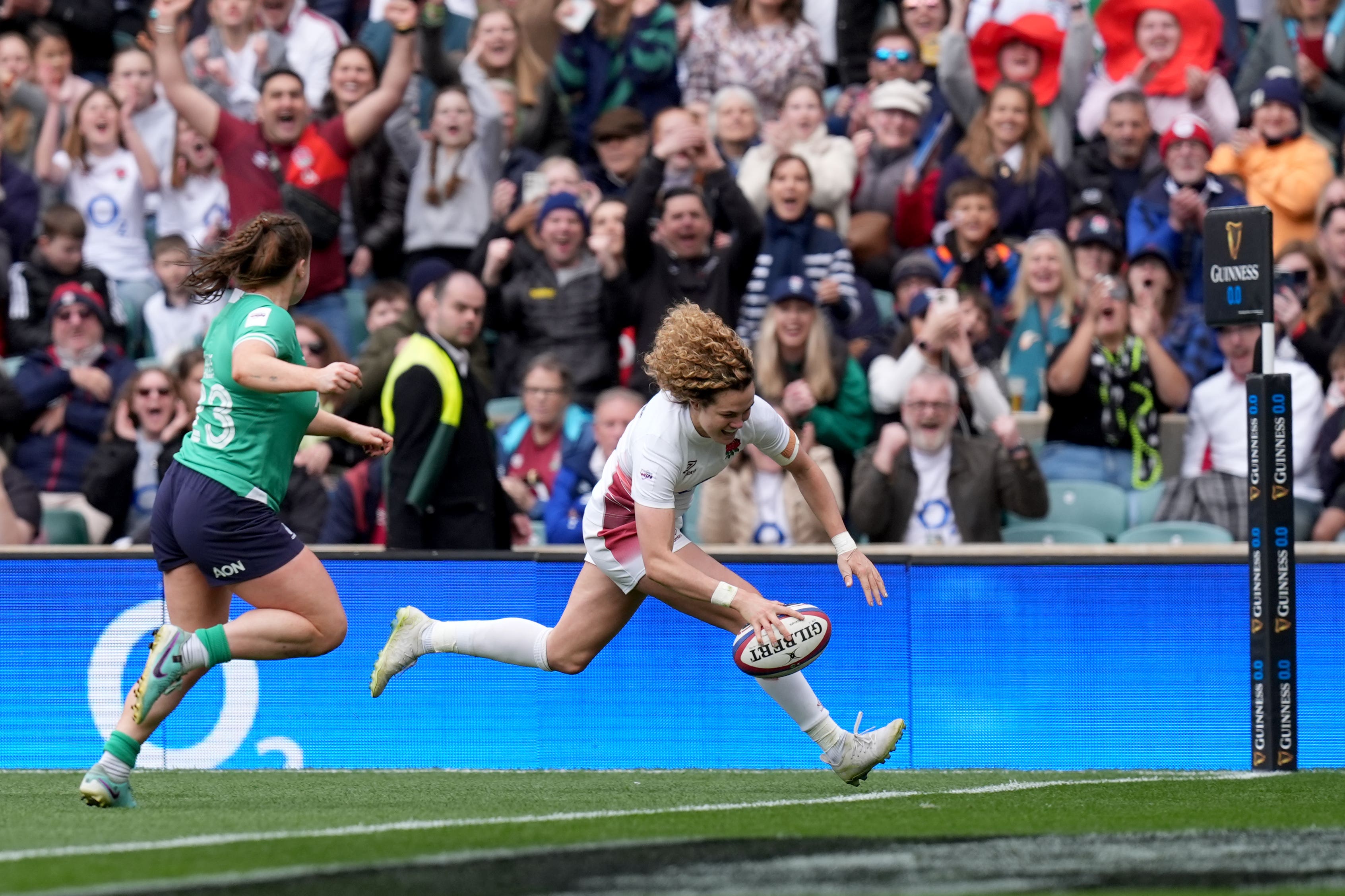 Ellie Kildunne scored a hat-trick as England beat Ireland in the Six Nations