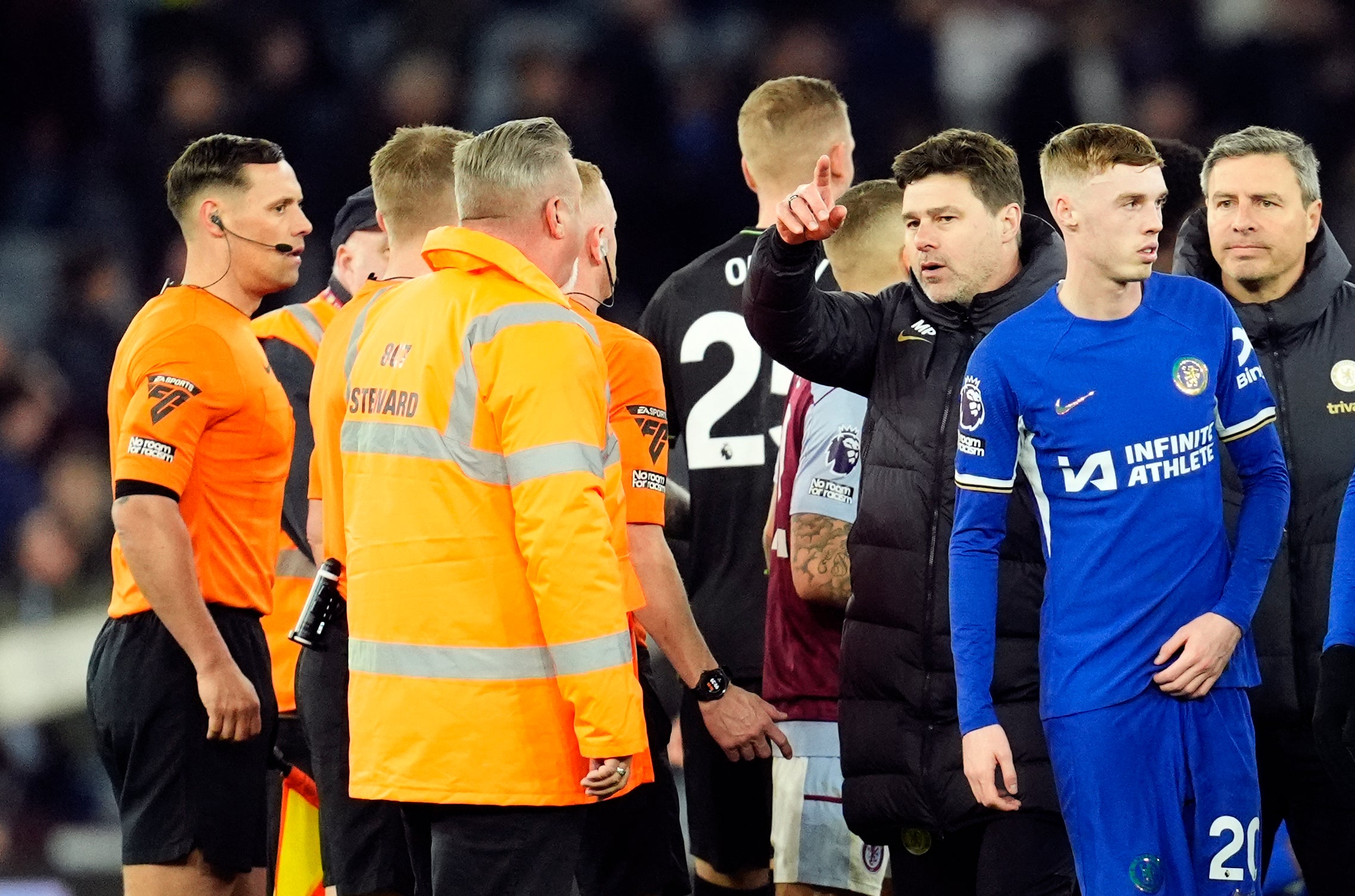 Mauricio Pochettino confronts referee Craig Pawson