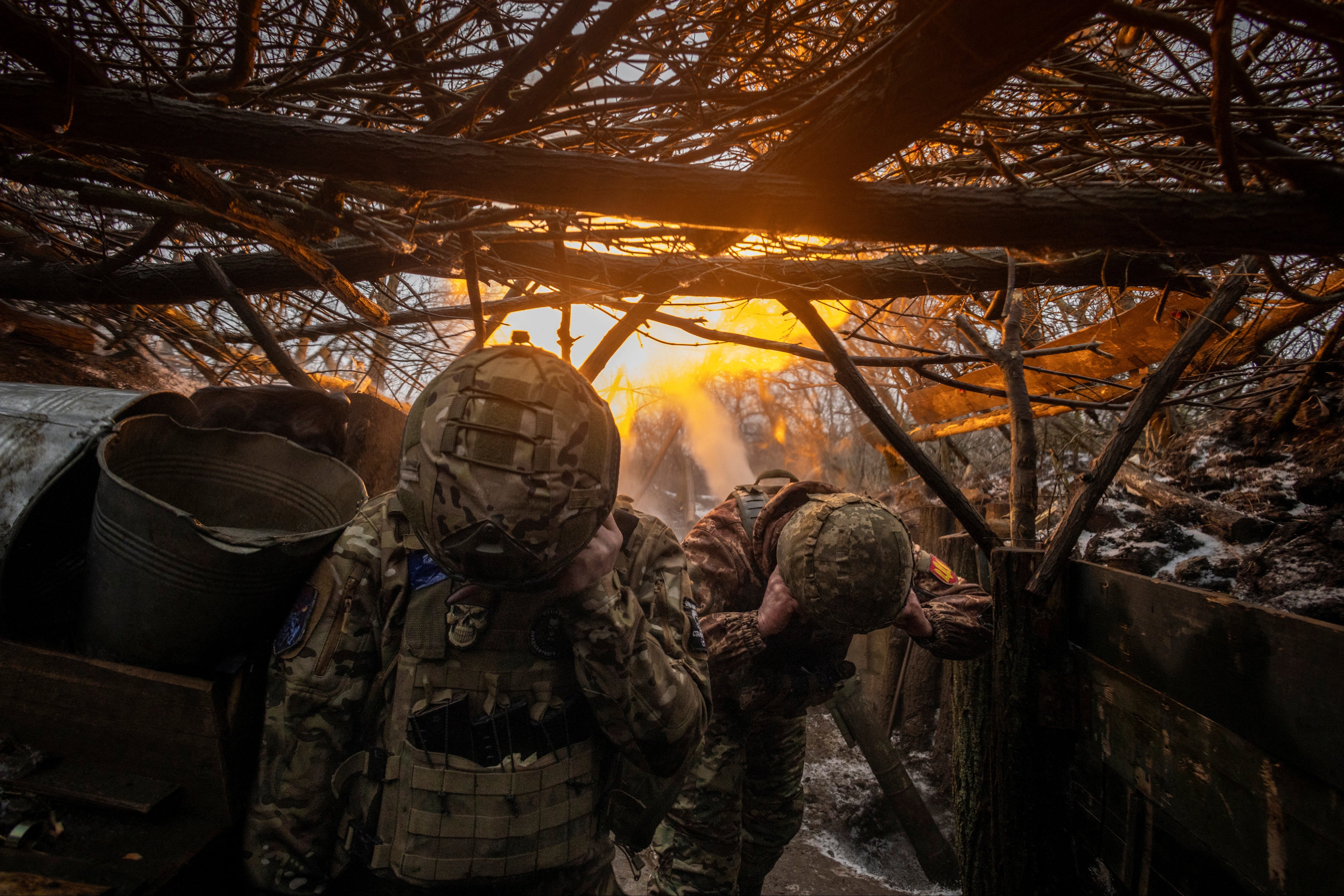 Ukrainian soldiers fire on Russian positions in eastern Donetsk