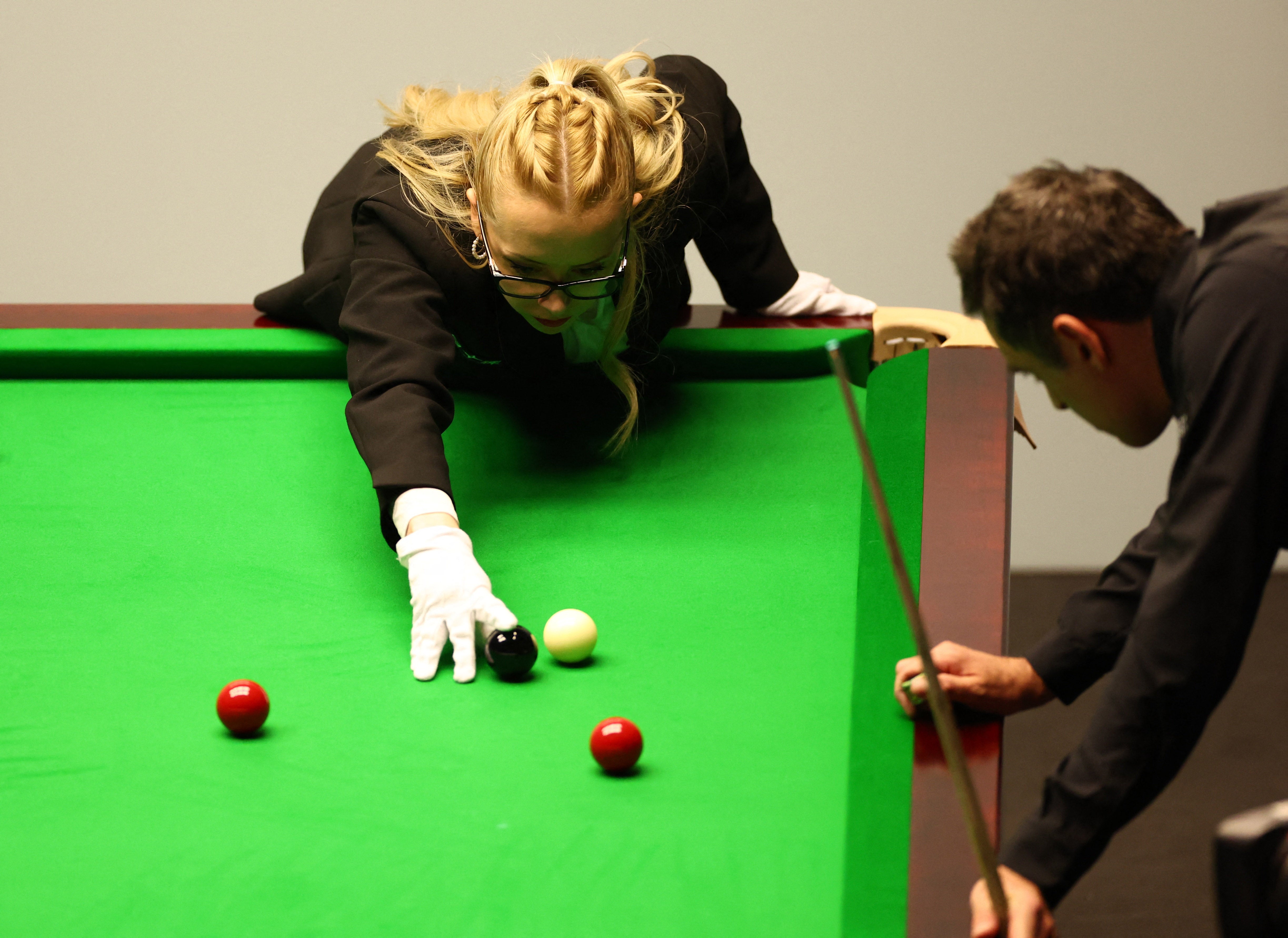 Ronnie O’Sullivan keeps a close eye as Desislava Bozhilova re-spots the black