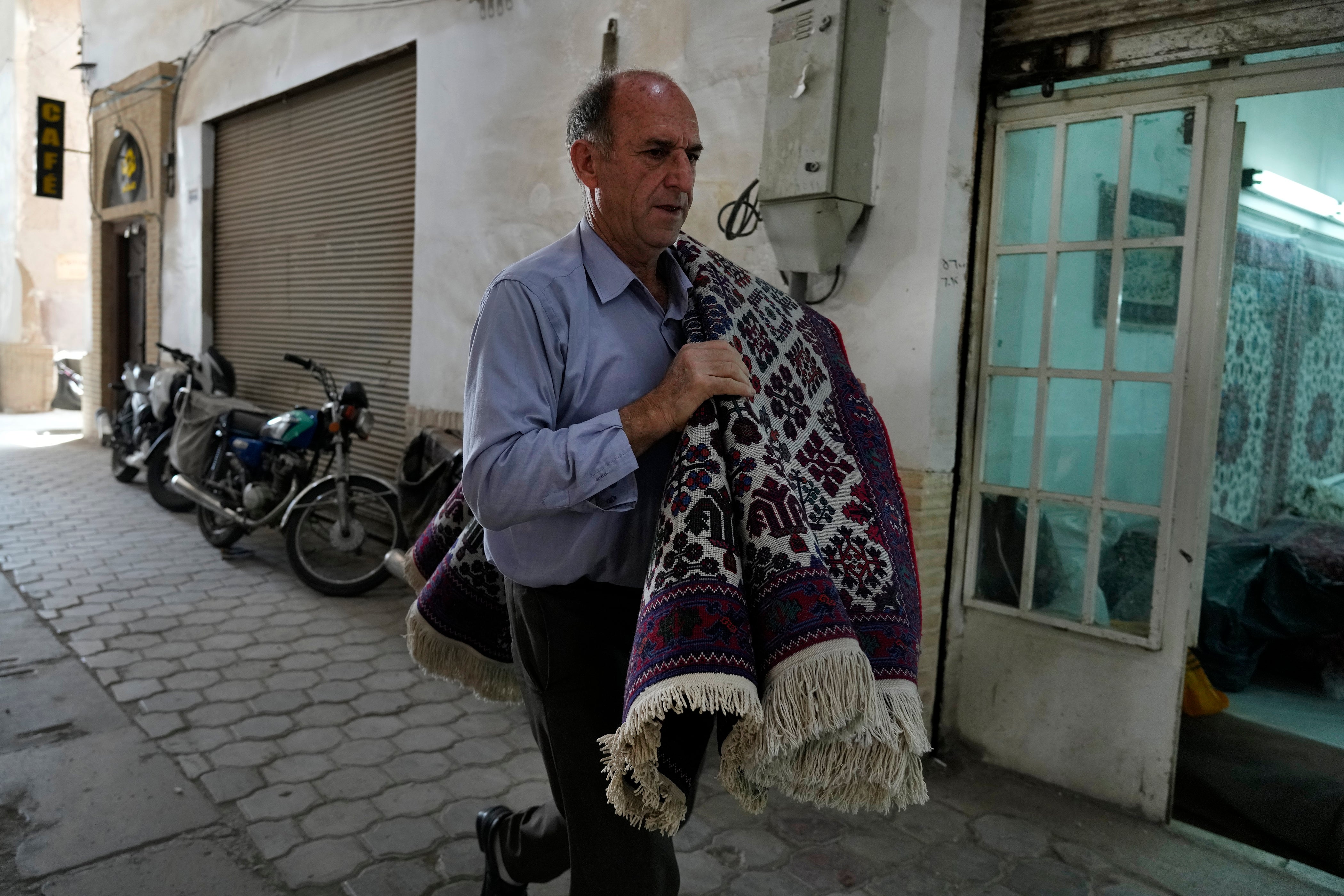 Iran Unraveling Carpet Sales