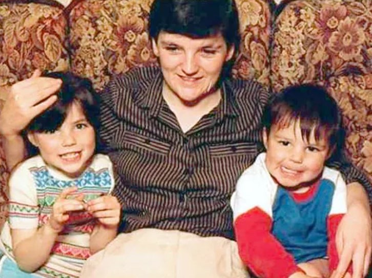 White with his sister Clara and mother Margaret, in Manchester in 1985