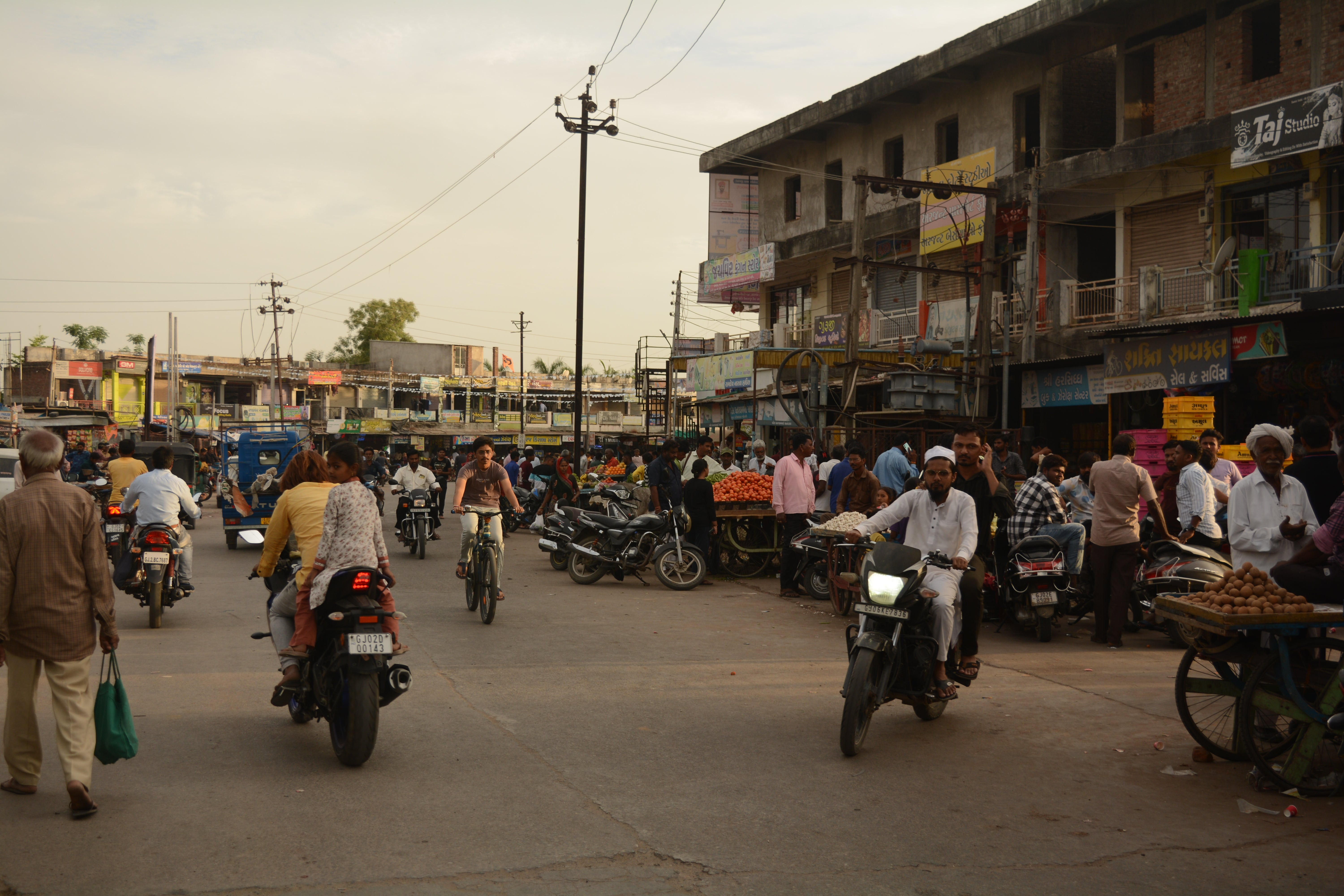 Vadnagar market in the evening