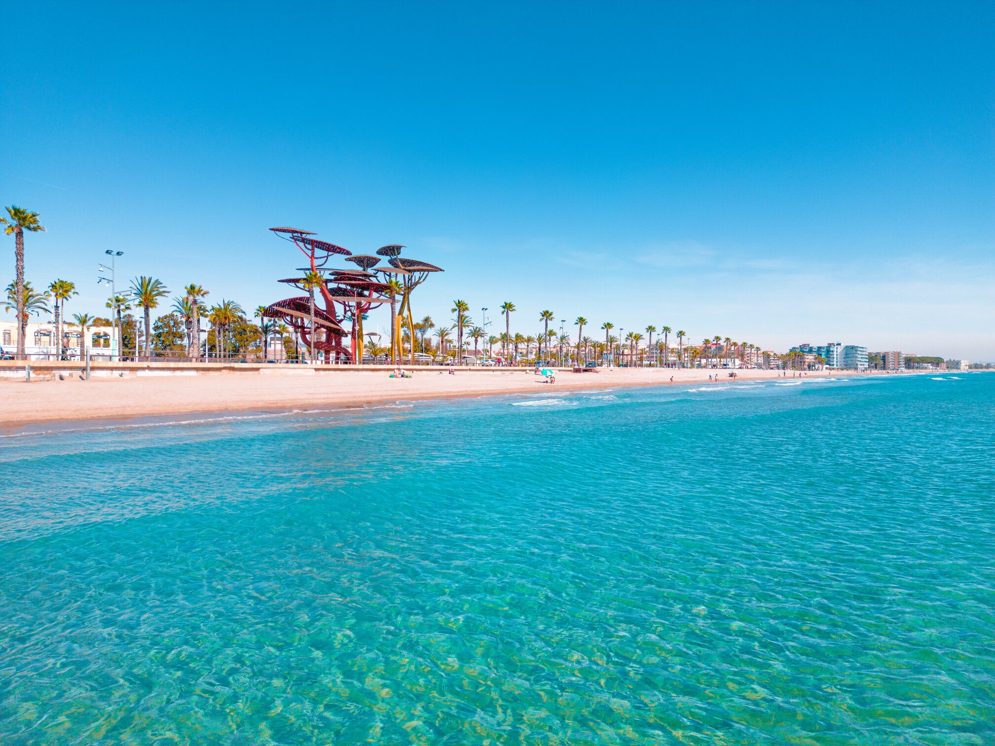 Take the family to one of Costa Dorada’s 26 Blue Flag beaches, like Playa de la Pineda Platja in the coastal resort of Vila-seca, La Pineda (©Costa Daurada)