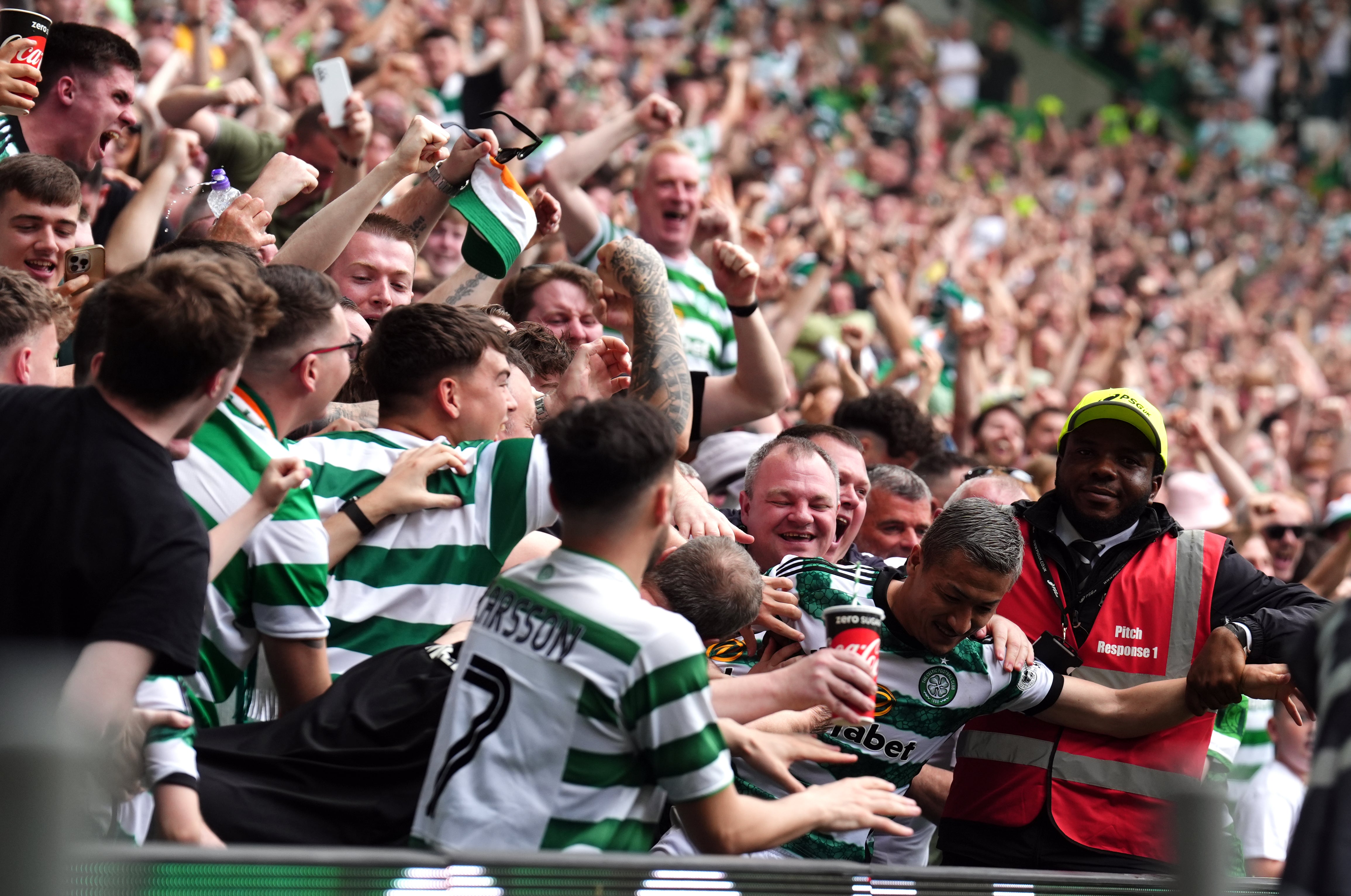 Daizen Maeda celebrates with Celtic fans after Lundstram’s own goal