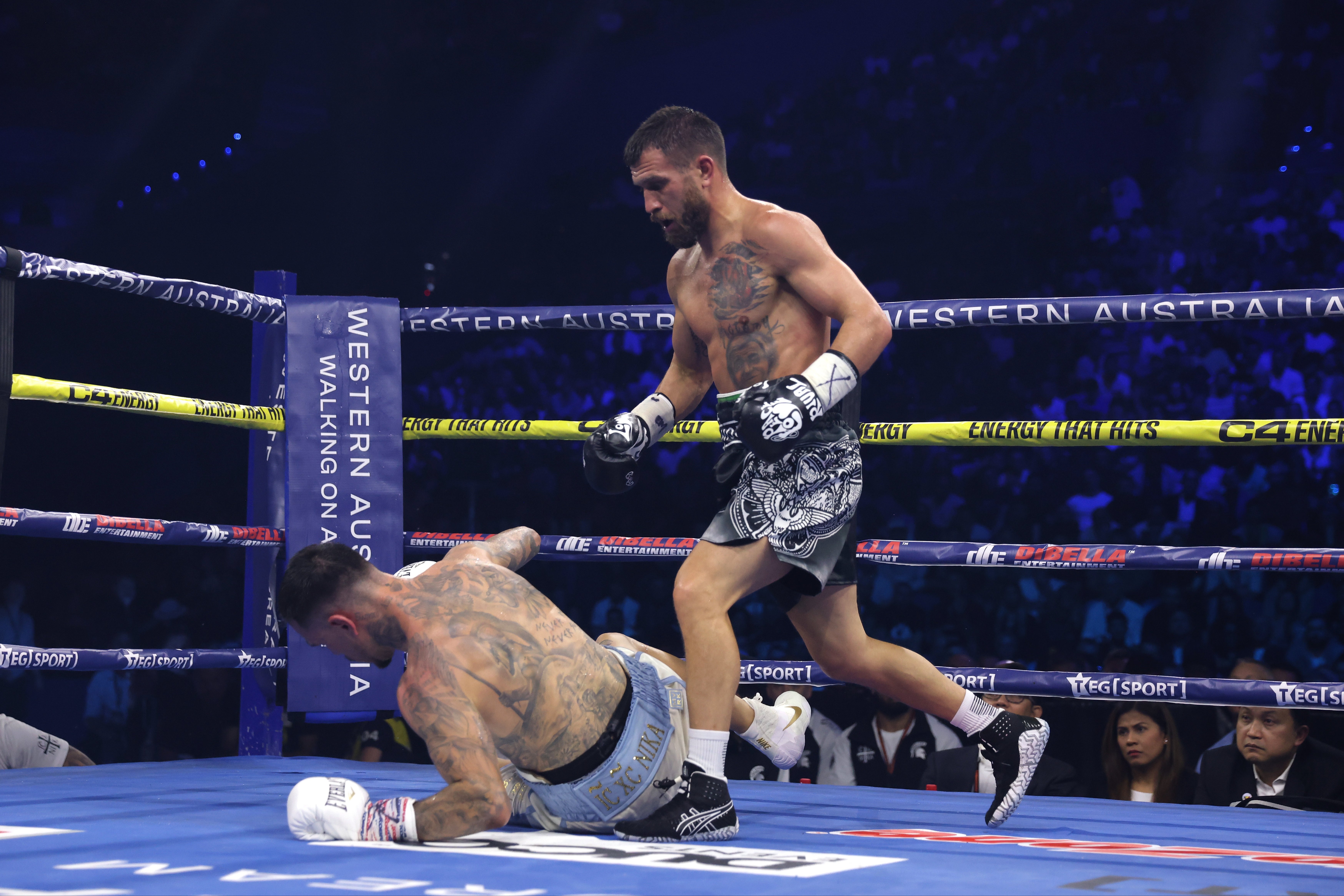 Vasyl lomachenko (vpravo) upustil v 11. kole George Kambosos Jr, aby si ve svém posledním boji vydělal zastavení