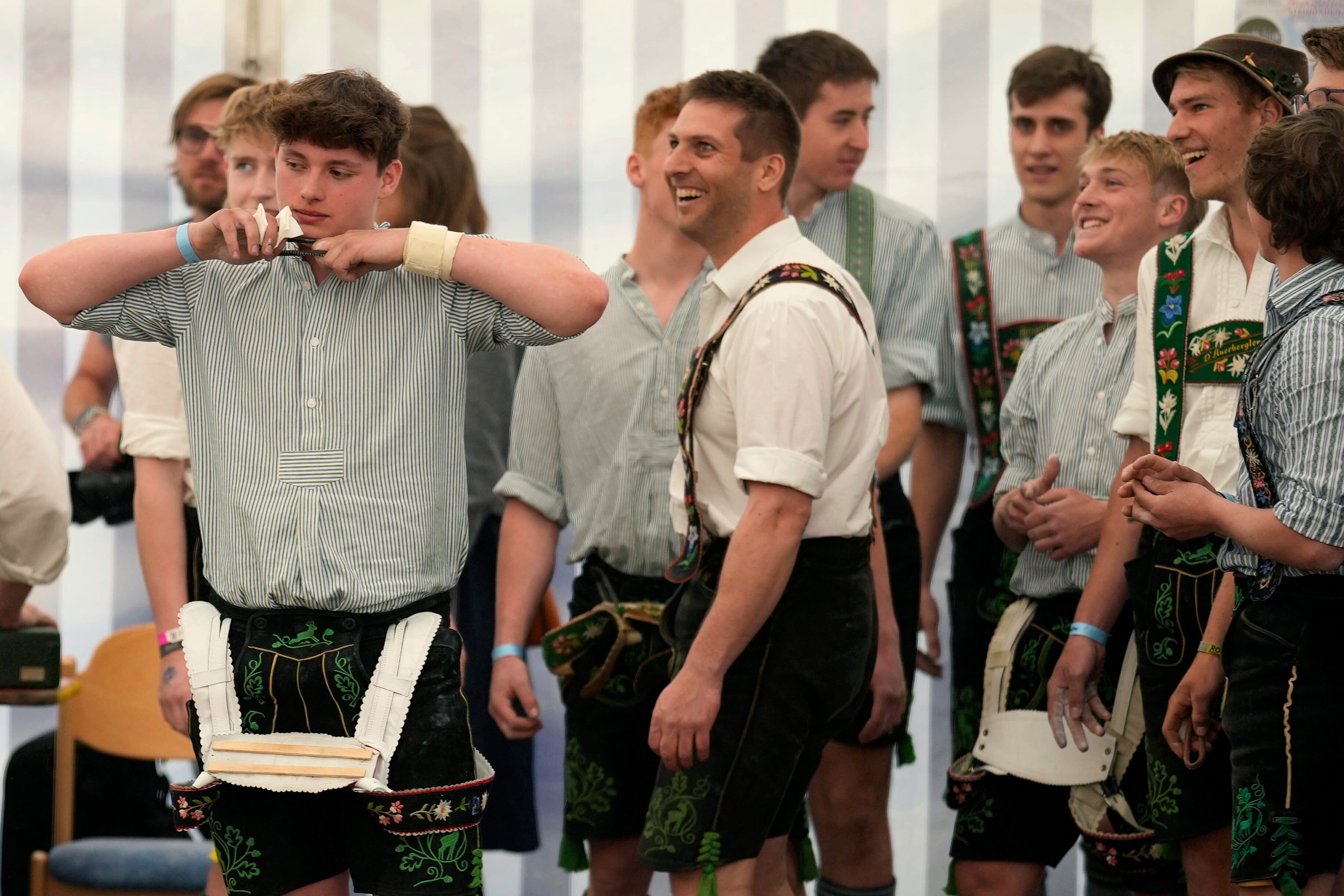 A competitor stretches his fingers as he prepares for a bout at the German Championships in Fingerhakeln