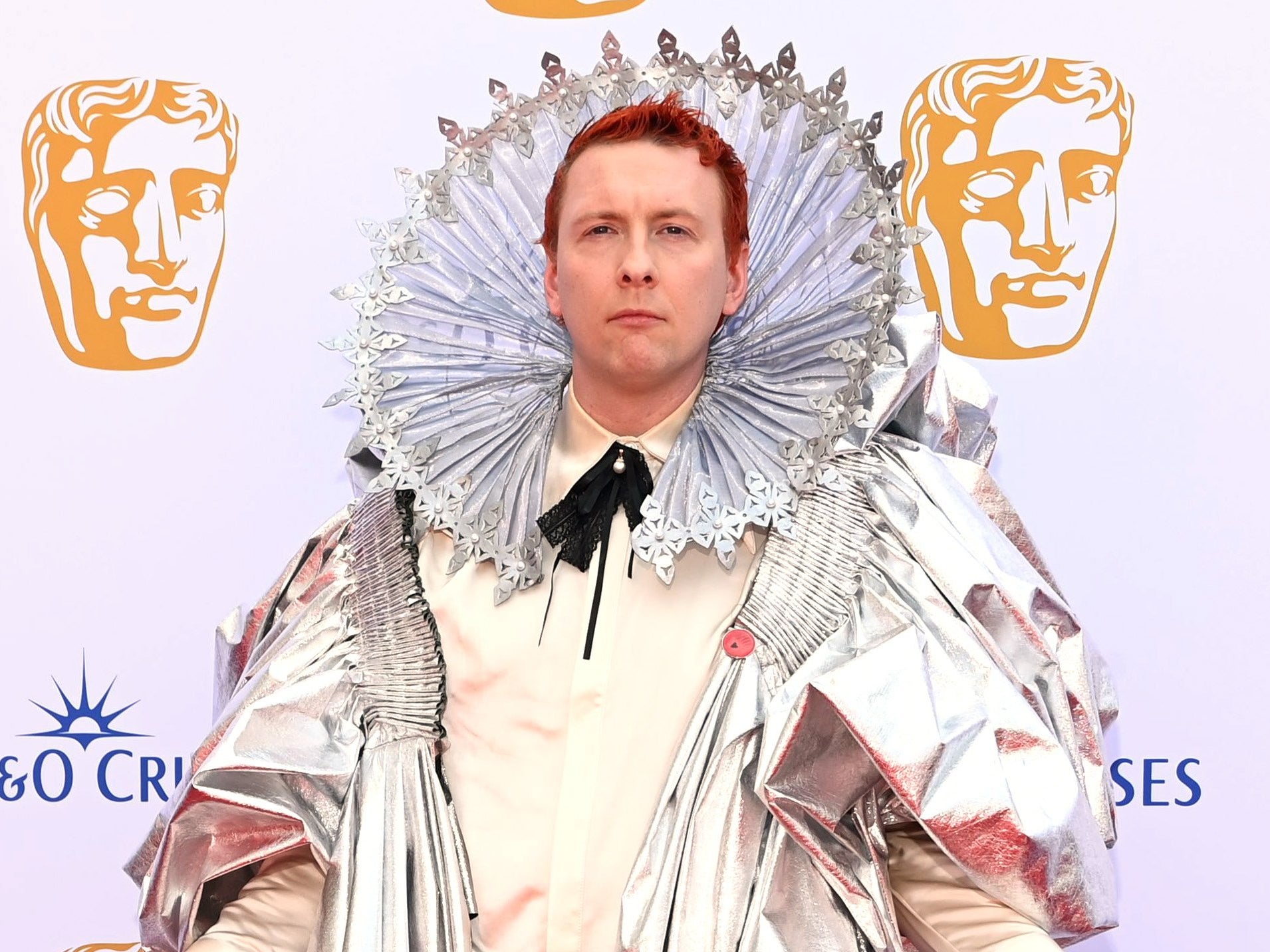 Joe Lycett walks Baftas red carpet as Queen Elizabeth I