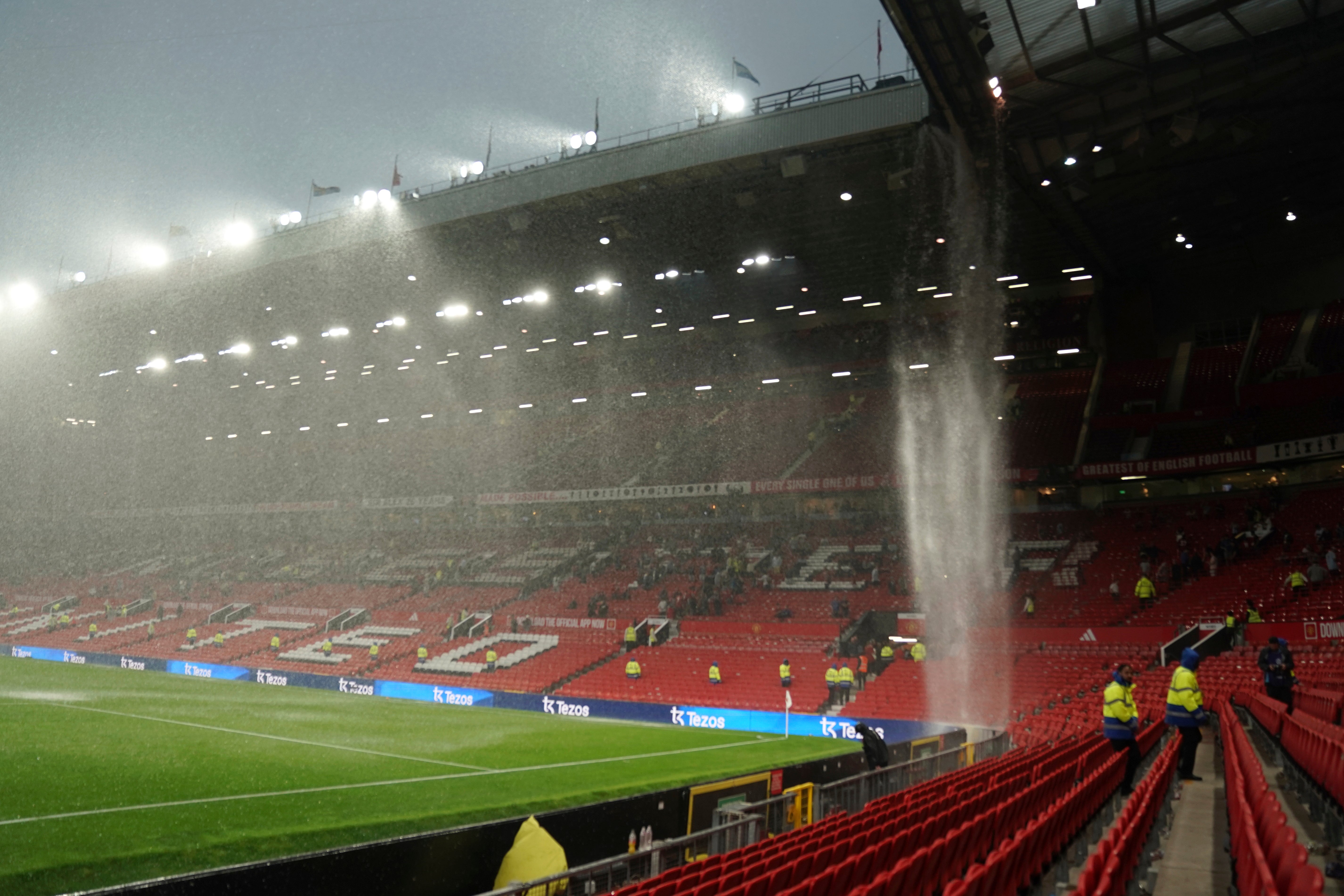 Old Trafford trpěl úniky během silných srážek