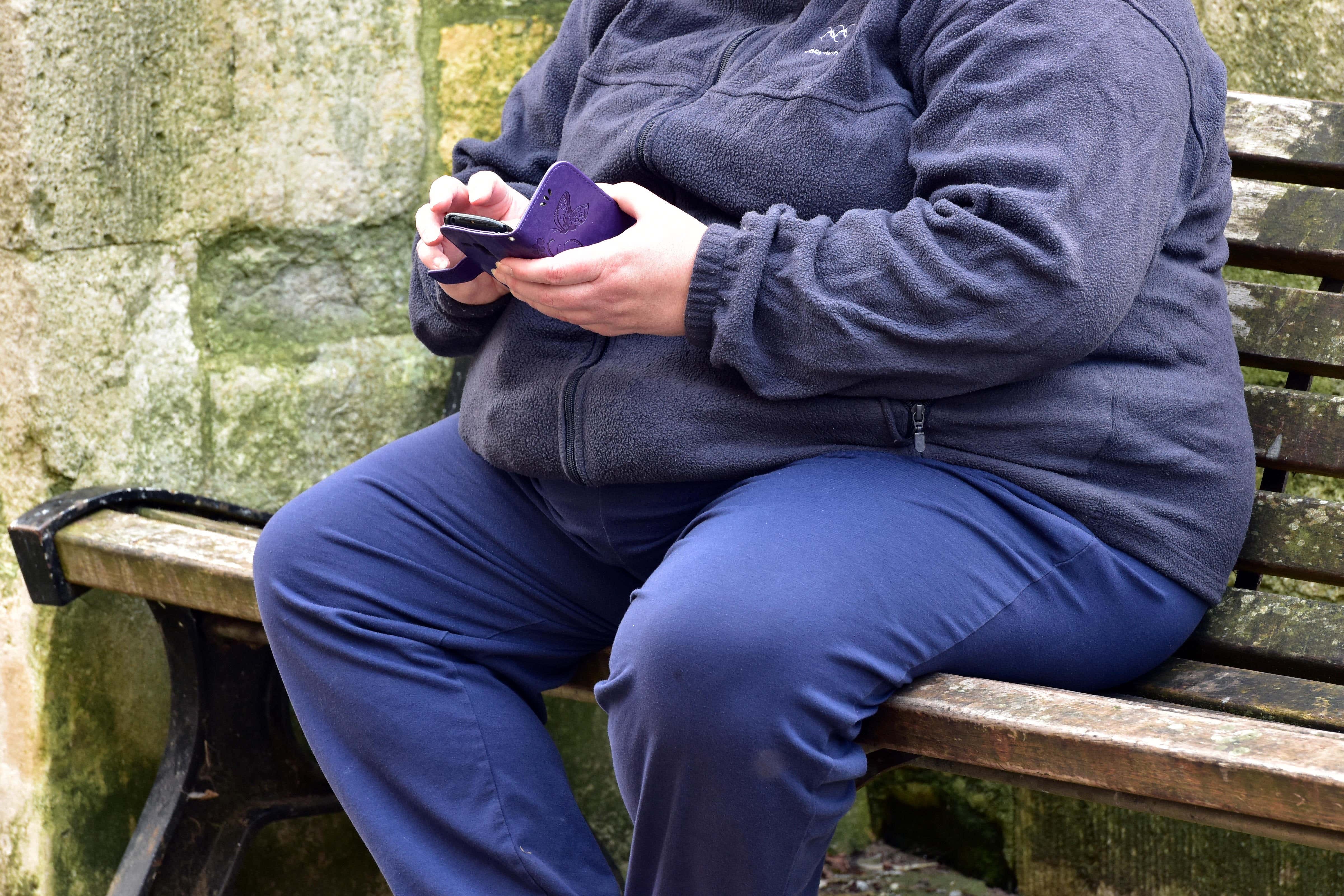 Obese people could be helped to lose four times more weight if they are offered cash incentives and sent motivational text messages, a new trial has found