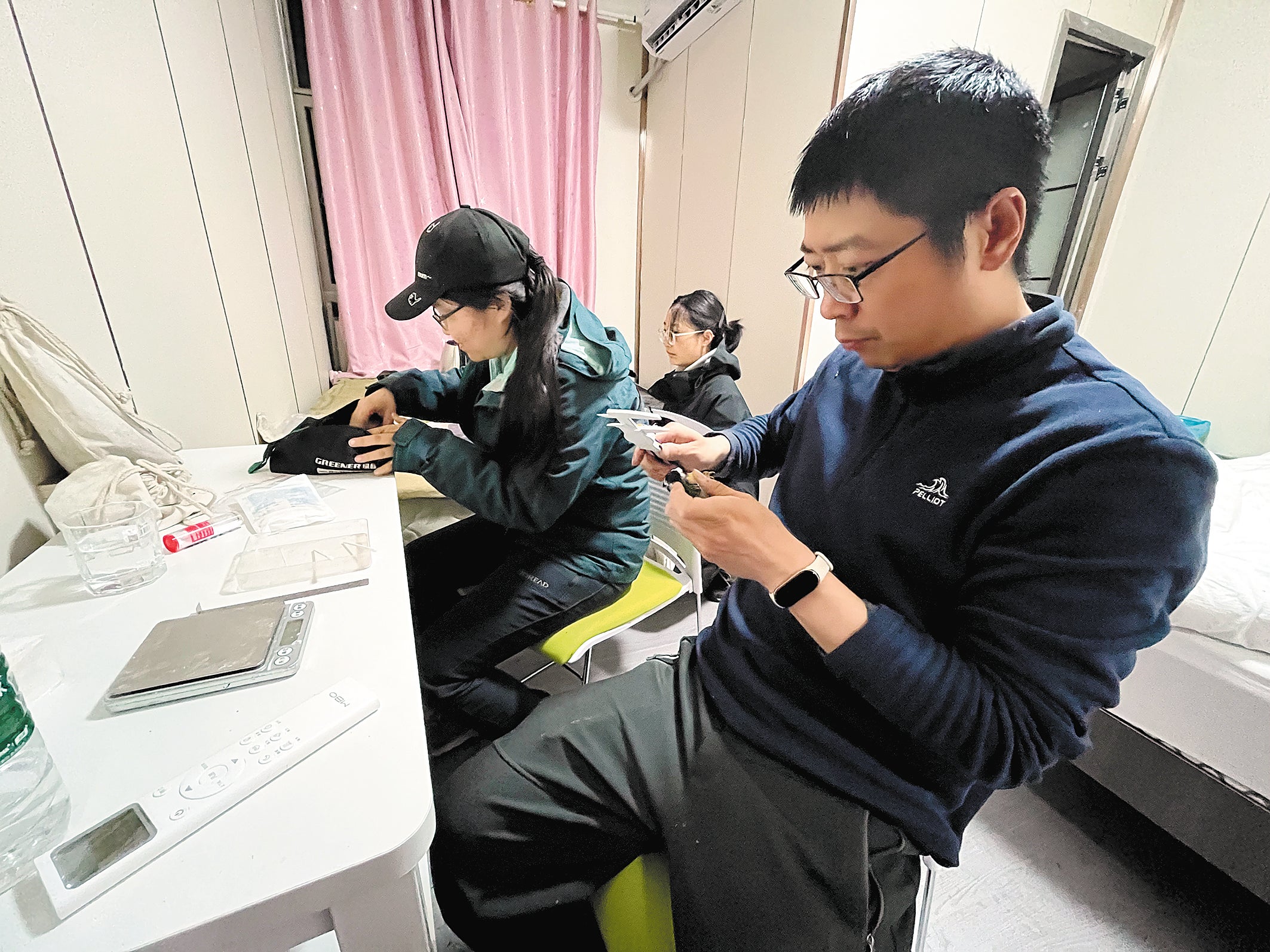 Chen De (right) measures a green-backed tit in Metog in March