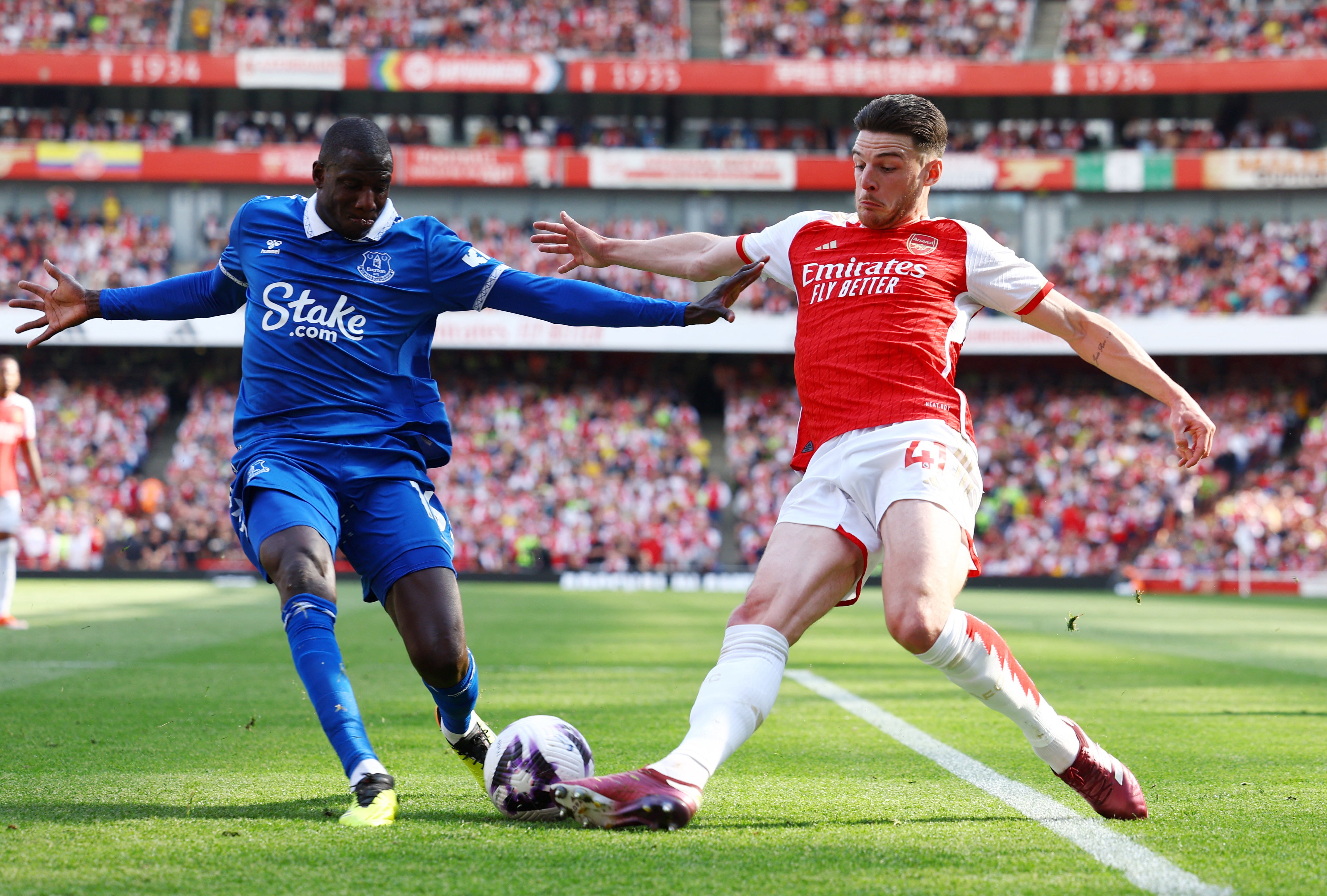 Abdoulaye Doucoure challenges Declan Rice at the Emirates Stadium