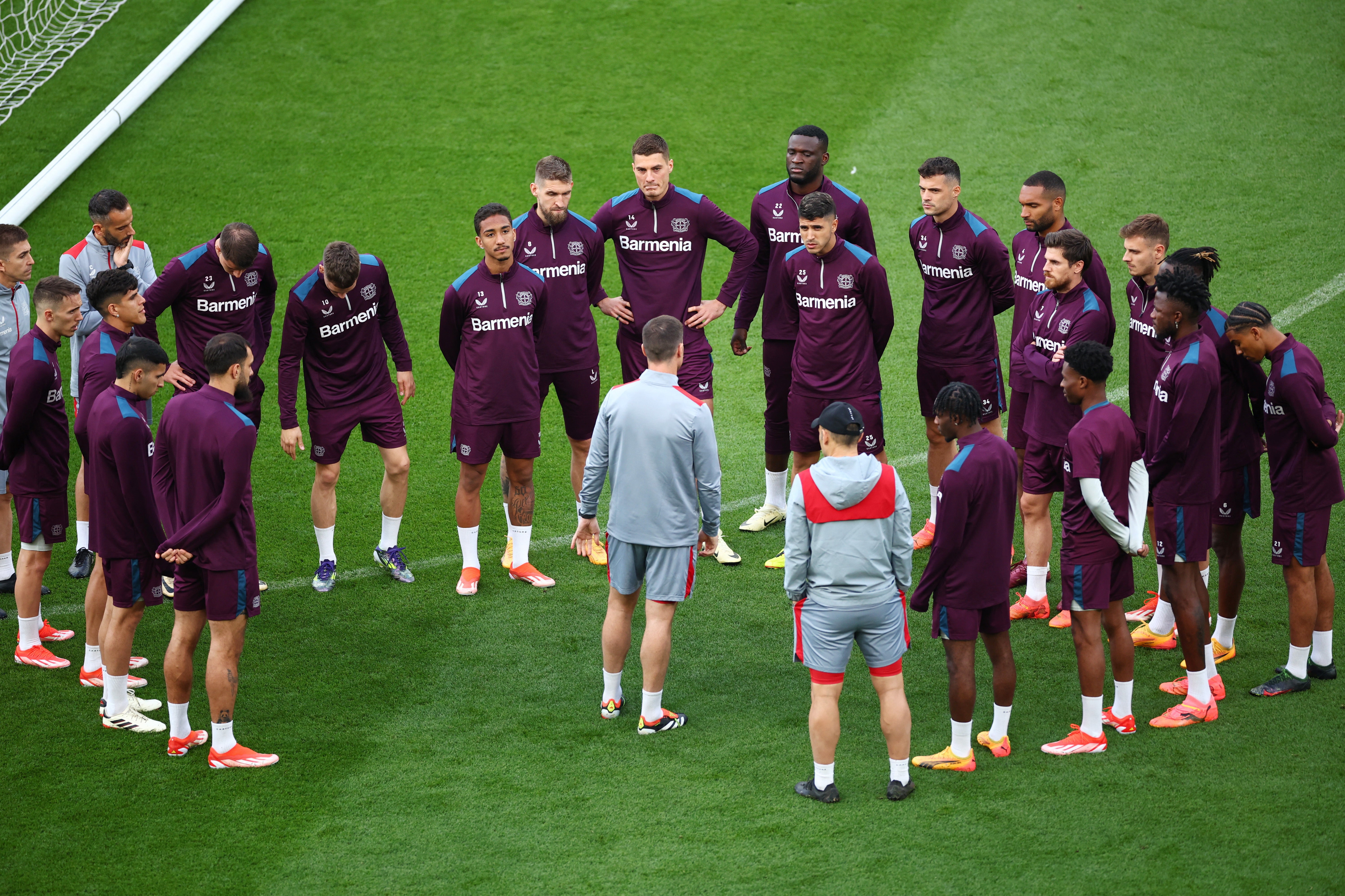 Alonso speaks to his Leverkusen players in Dublin ahead of the Europa League final