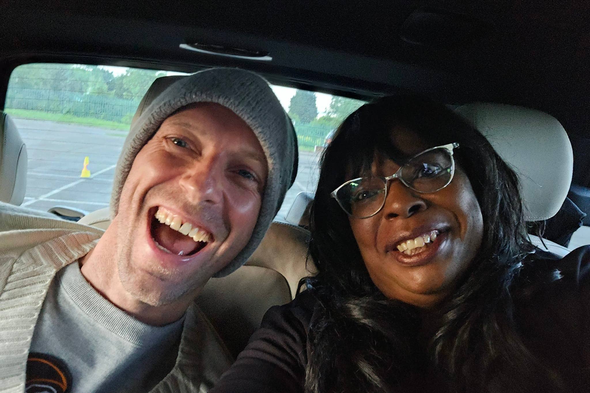 Chris Martin and Saundra Glenn, who the Coldplay singer offered a lift (Saundra Glenn/X)