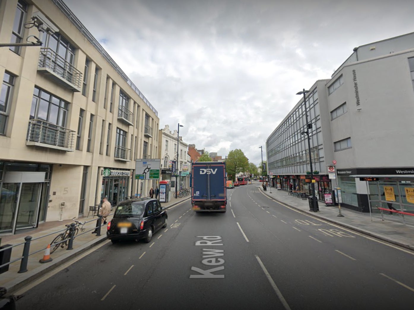 The robbery took place at a jewellery shop in Kew Road