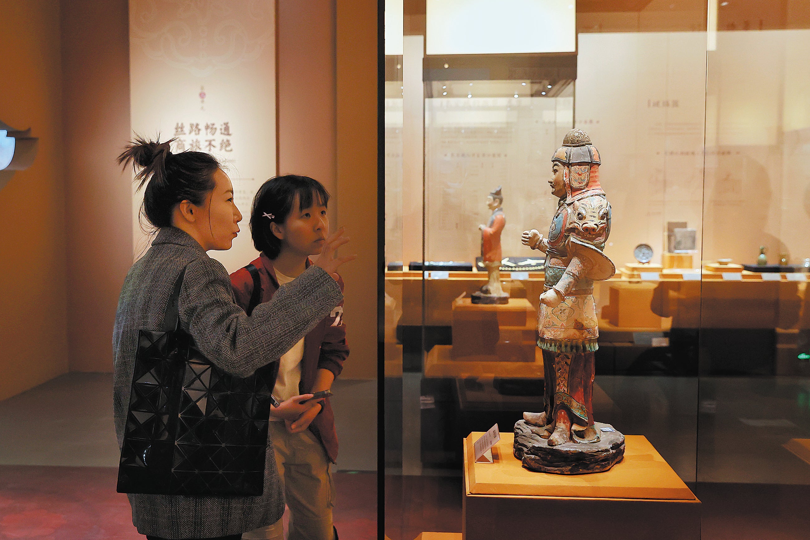 Over 240 relics from 15 museums display the prosperity of Tang Dynasty (618-907) emperor Li Shimin’s era in the National Library of China