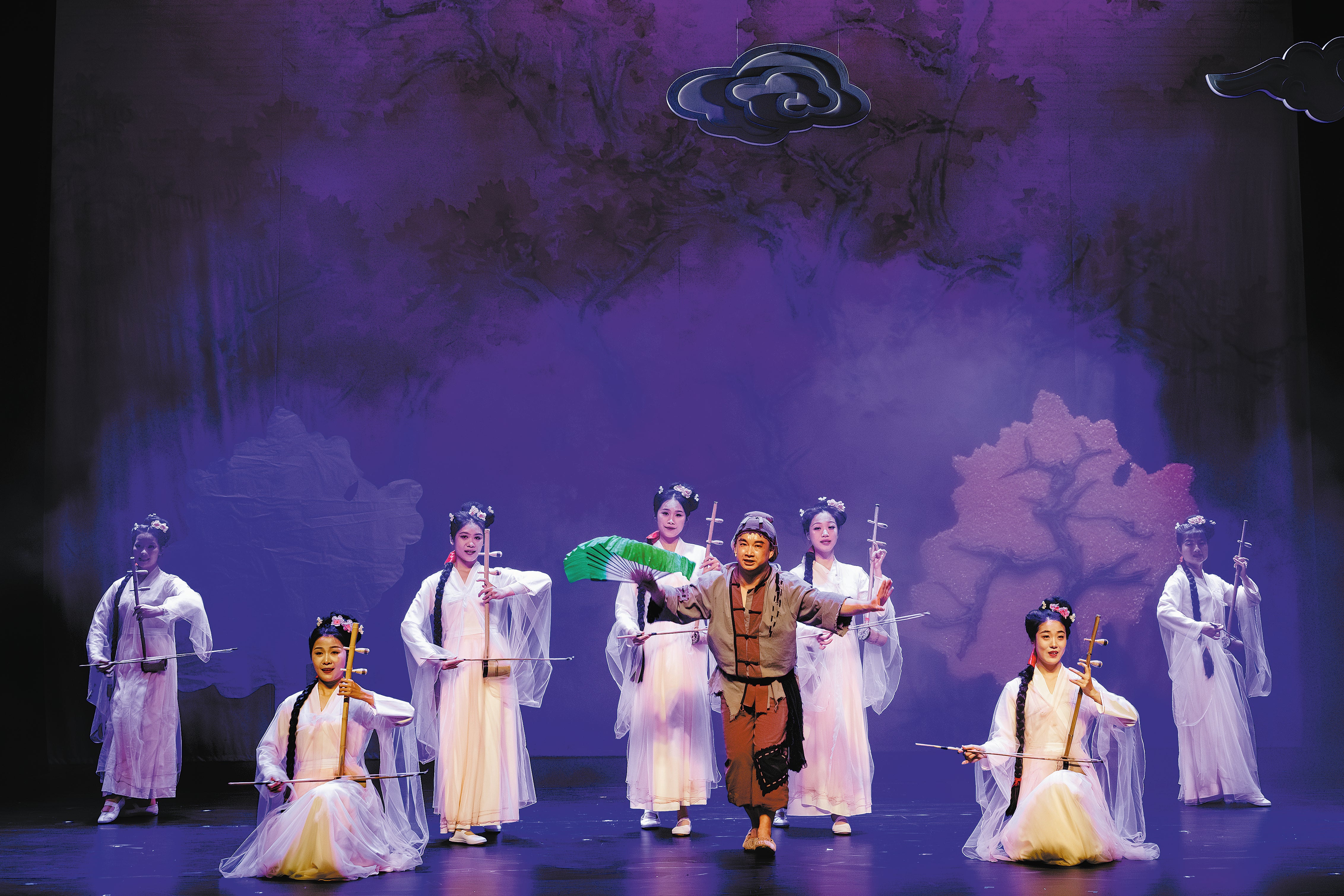 Chi Tao (centre) performs the leading role of a localised tea-picking opera version of Stan Lai’s ‘Secret Love in Peach Blossom Land’