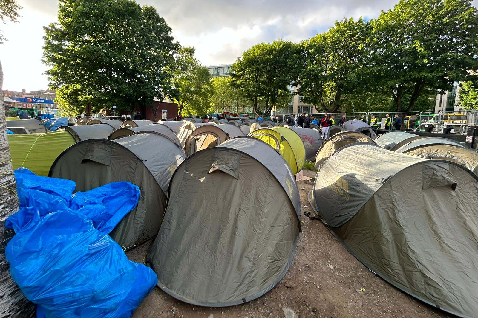 Migrant tents on the banks of the Grand Canal in Dublin (Cillian Sherlock/PA)