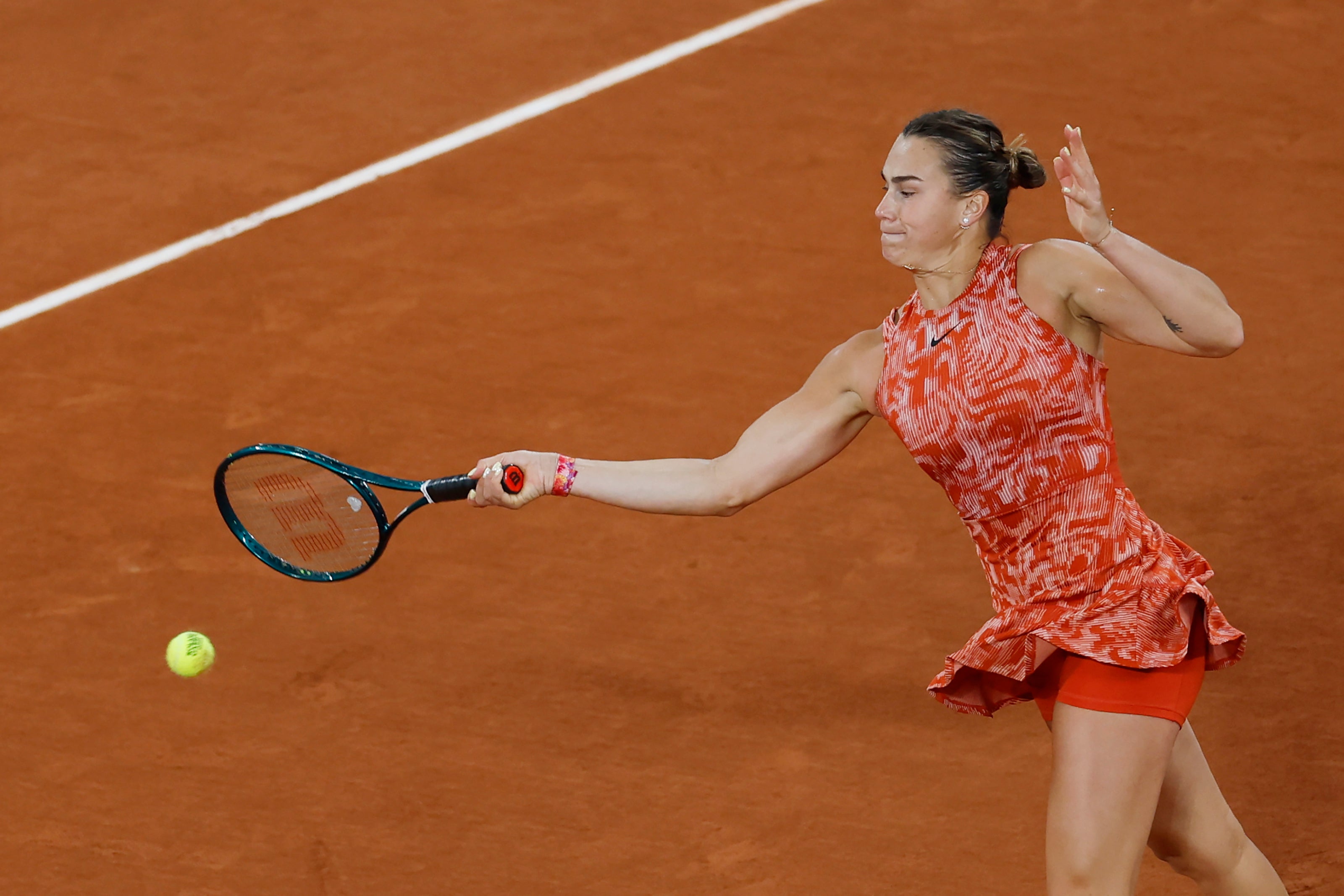 Aryna Sabalenka defeated Japan’s Moyuka Uchijima to advance into the next round at the French Open.