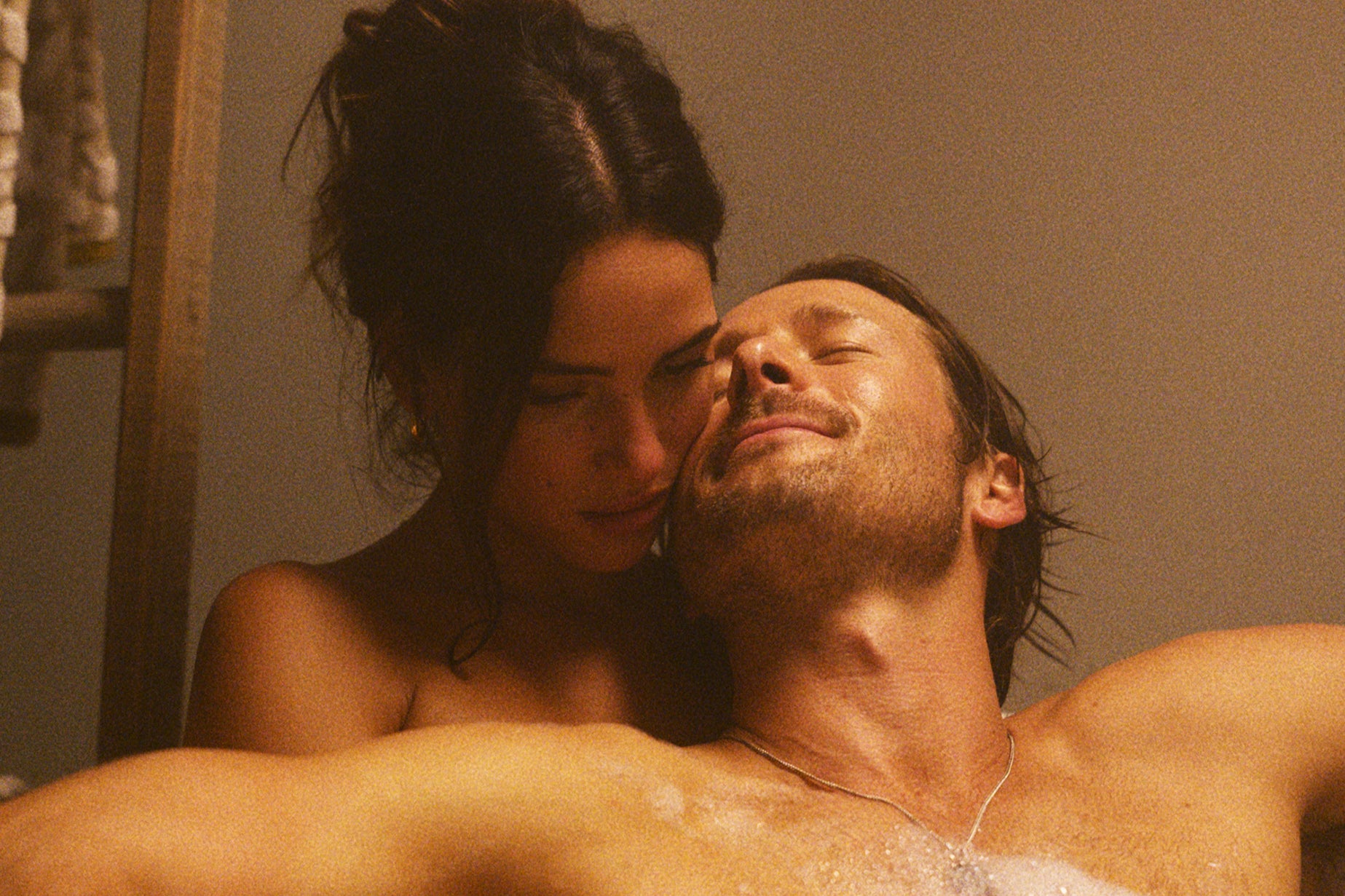 Adria Arjona and Glen Powell in ‘Hit Man'