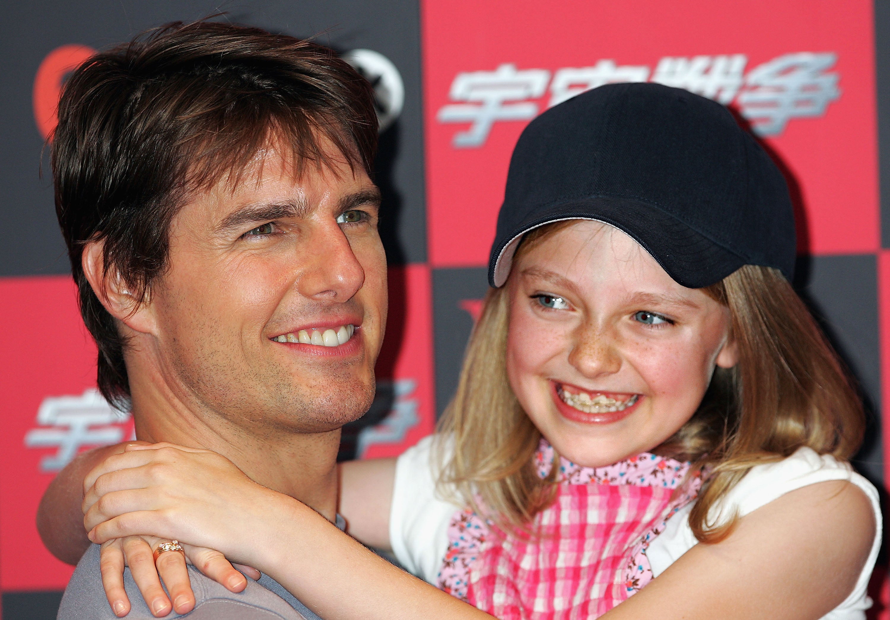 Dakota Fanning, as a child, with her War of the Worlds co-star Tom Cruise