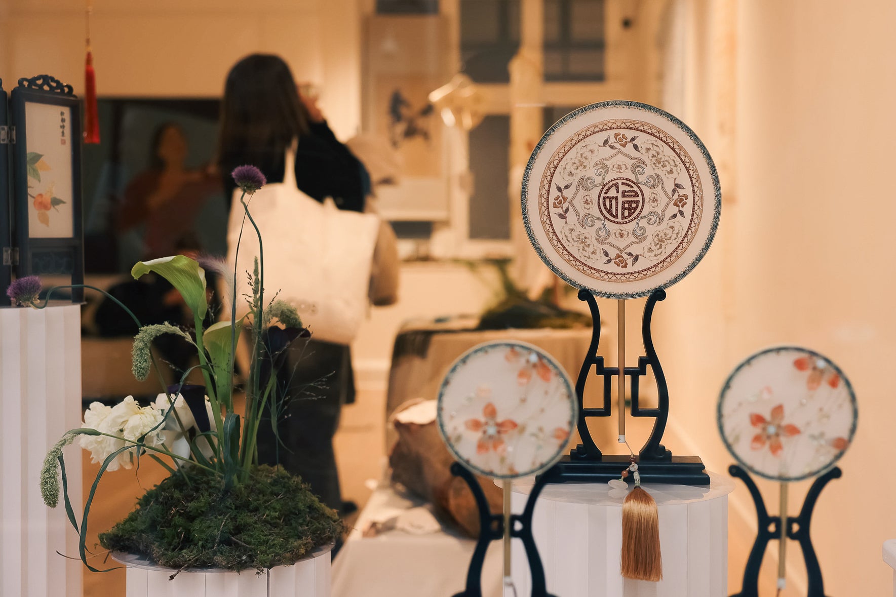 Round fans that blend the techniques of Chinese and French embroidery are on display at China Garden, a platform showcasing Chinese crafts