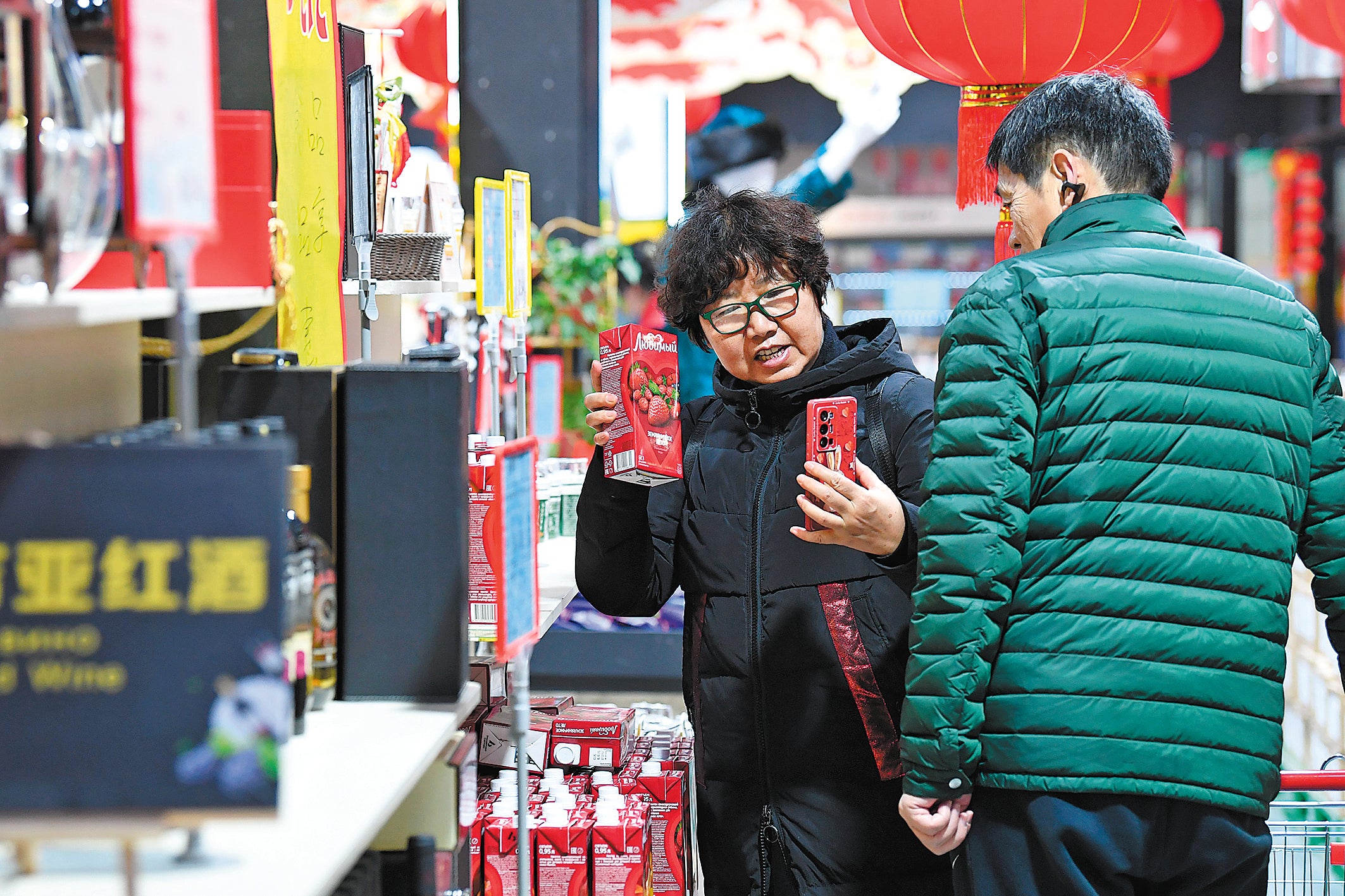 Customers select imported food in Xi’an in February