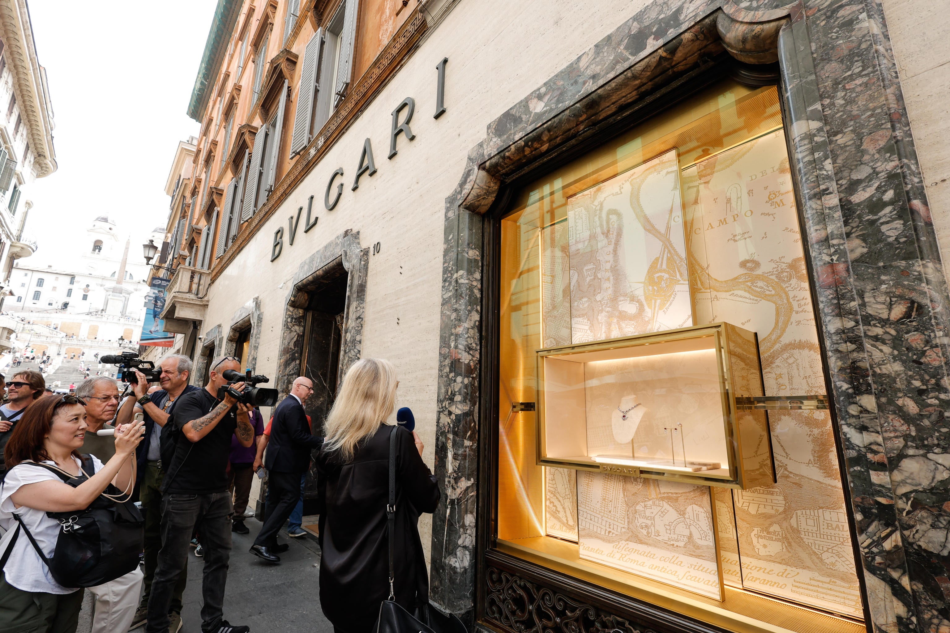 The burglars blocked a door to the store that took four minutes to break down