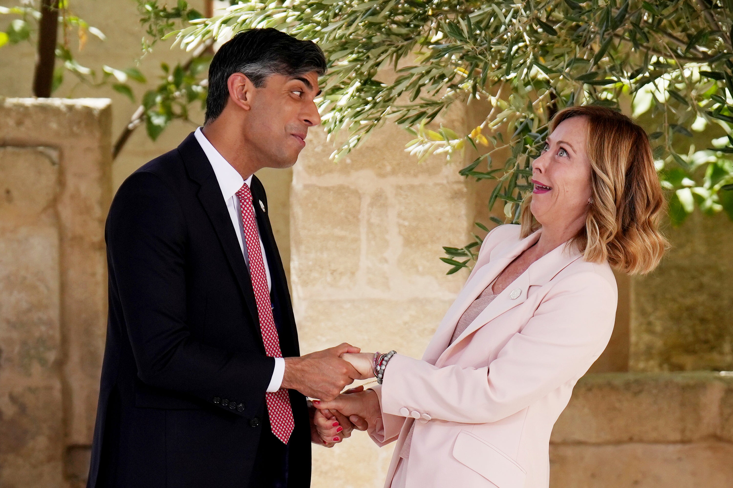 Rishi Sunak and Italian prime minister Giorgia Meloni embrace at the G7 summit