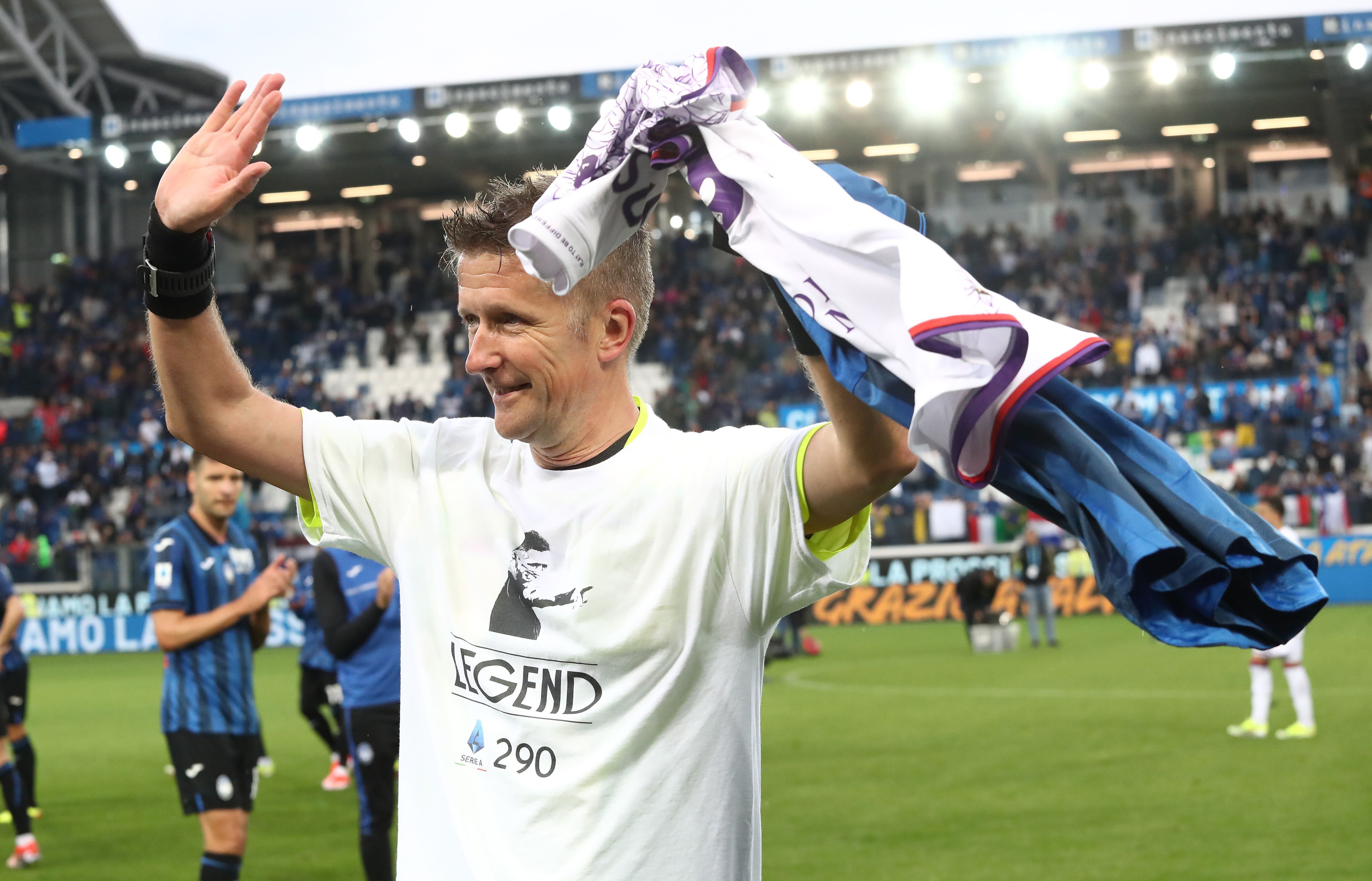 The Italian referee received a guard of honour after his last Serie A game in May