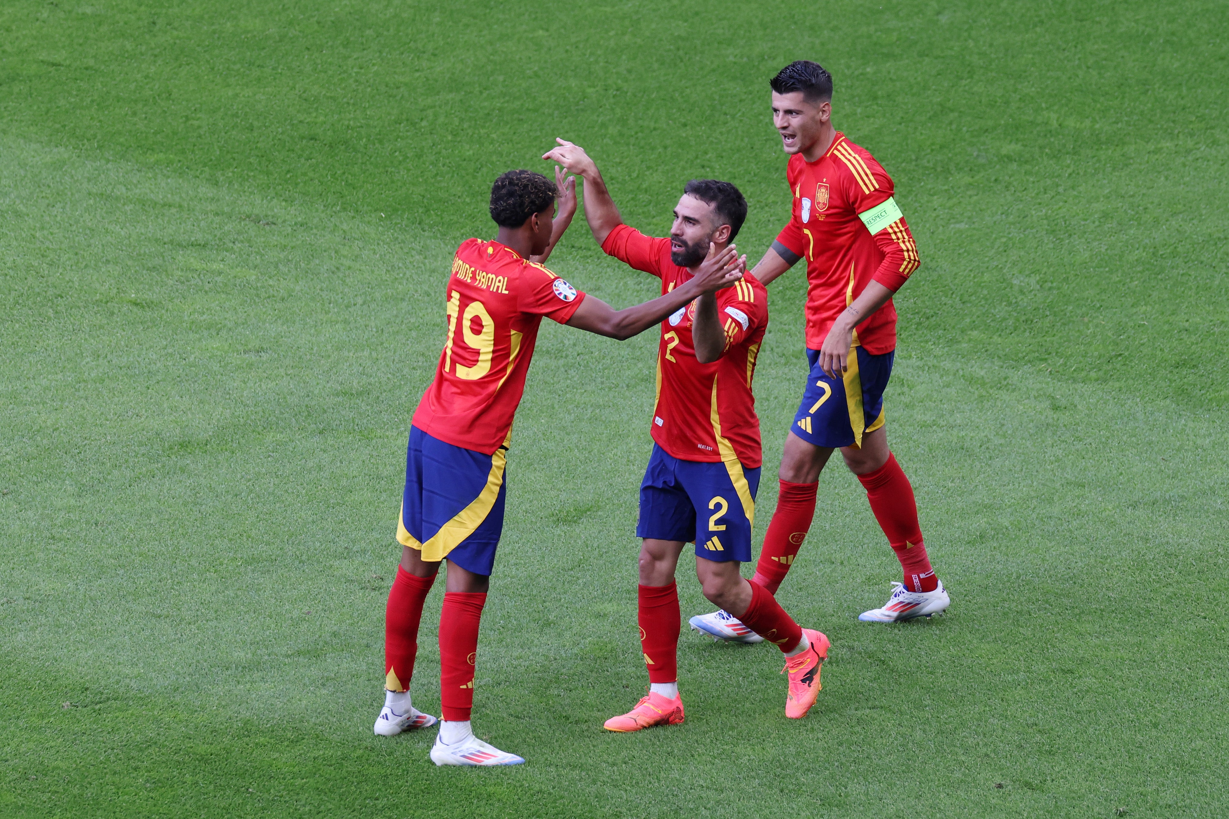 Dani Carvajal celebrates with teammate Lamine Yamal