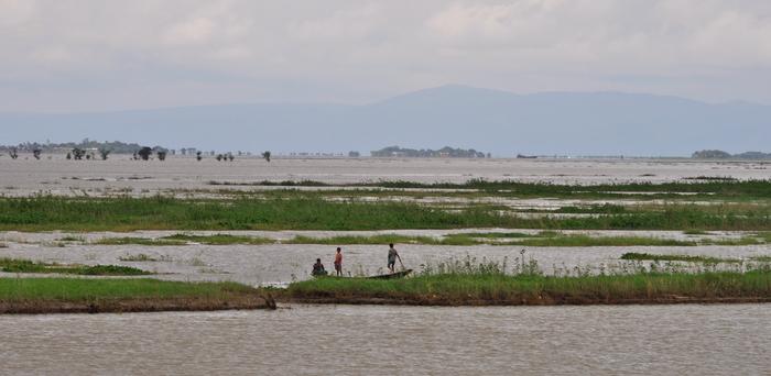 The lowlands of Bangladesh are in many places an elaborate mixture of land and water that sometimes change places