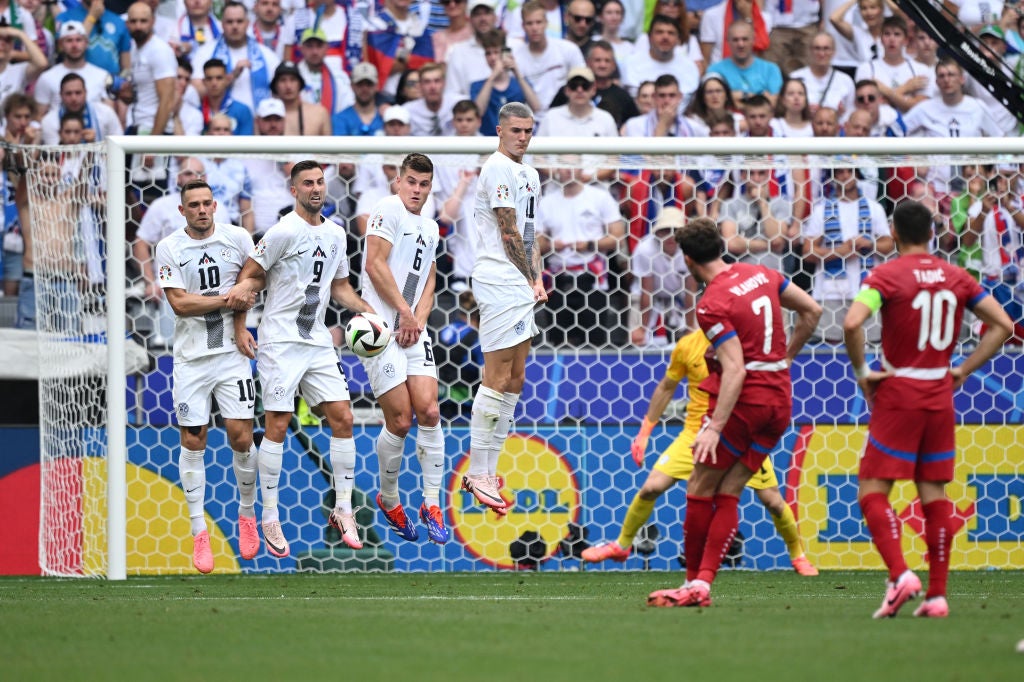 Vlahovic sends a free-kick into the wall, manned by Sesko