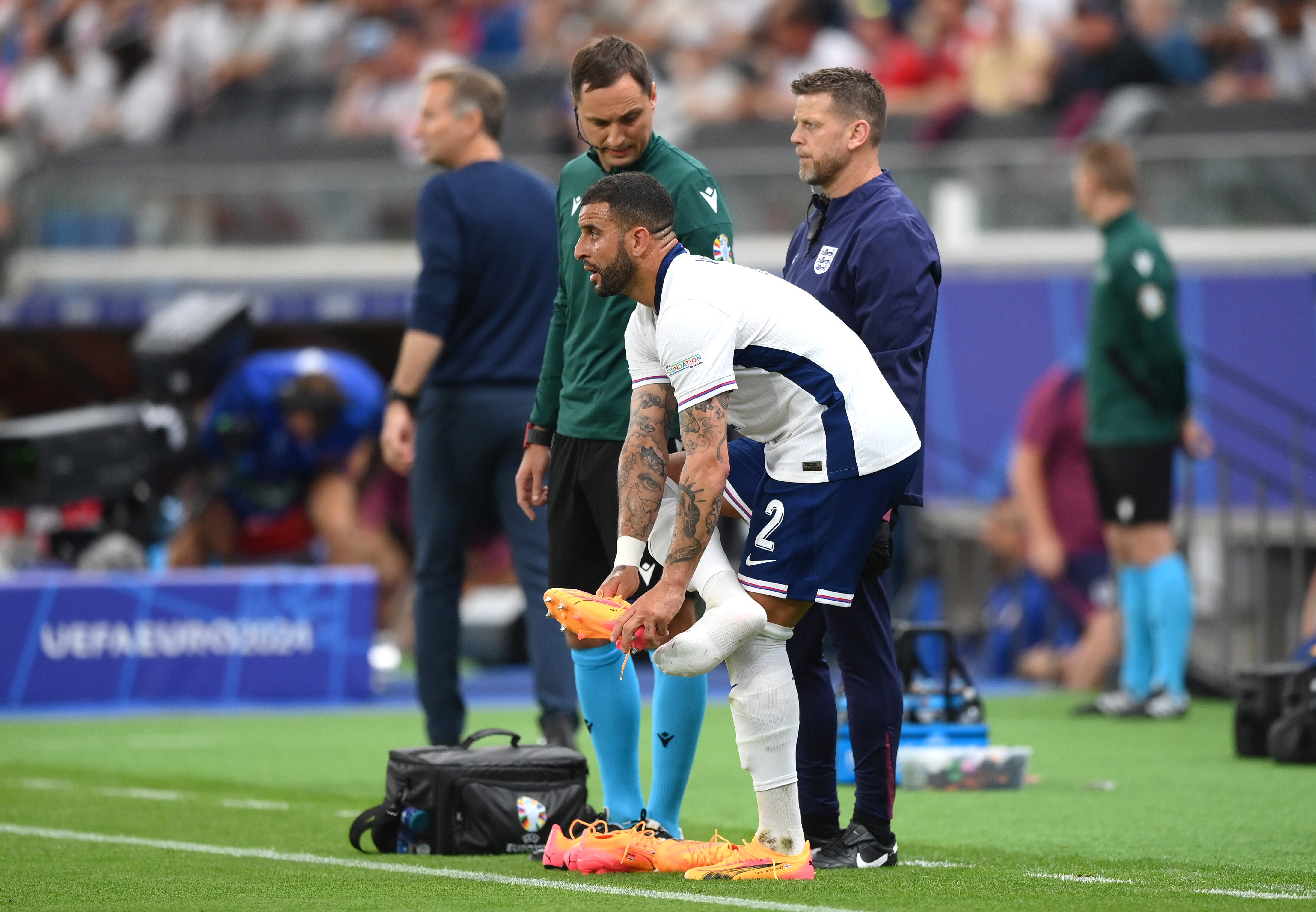 Walker changing his boots after almost sustaining an injury