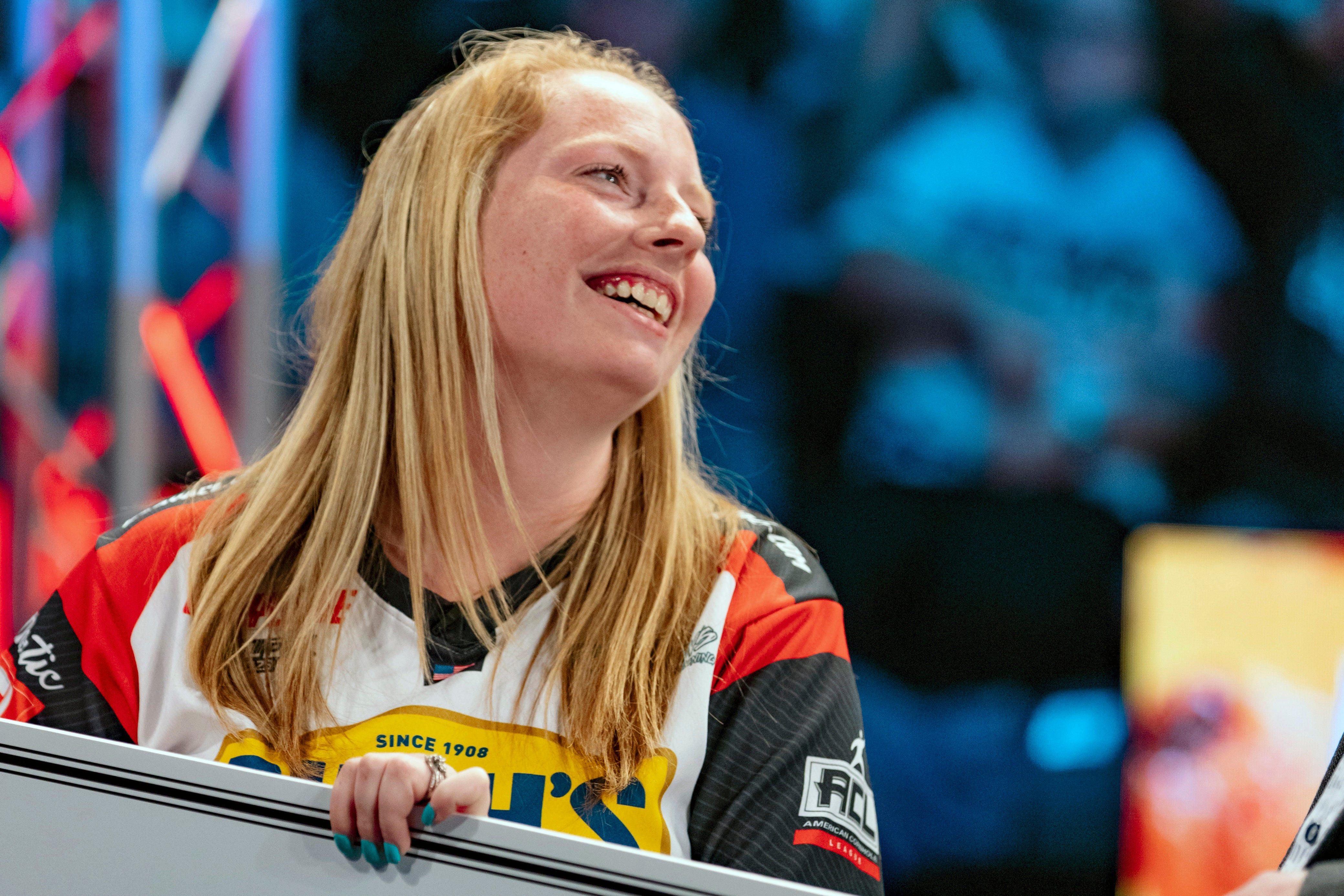 Cornhole Woman Contending