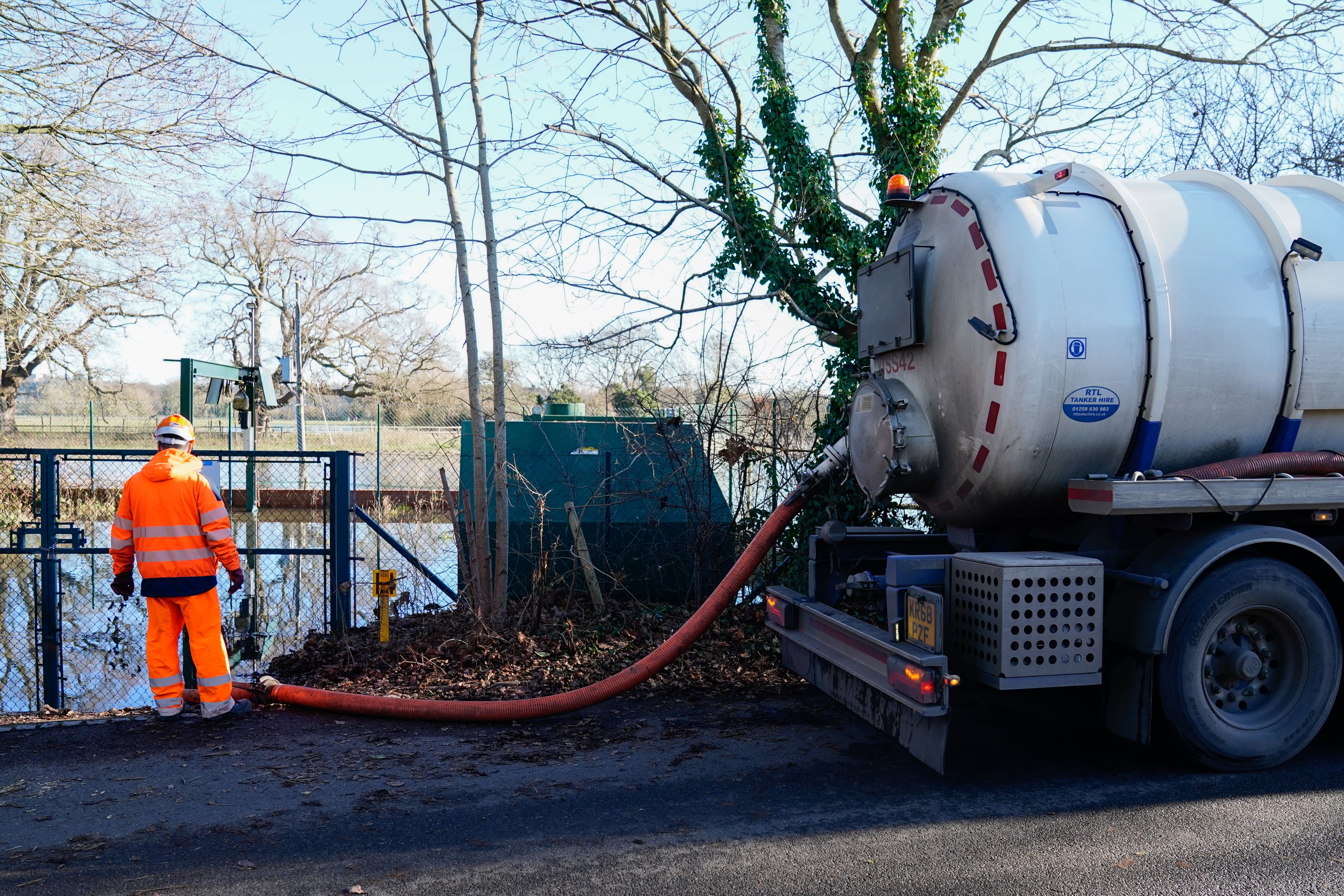 A tanker pumps out excess sewage from the Lightlands Lane sewage pumping station in Cookham, Berskhire (Andrew Matthews/PA)