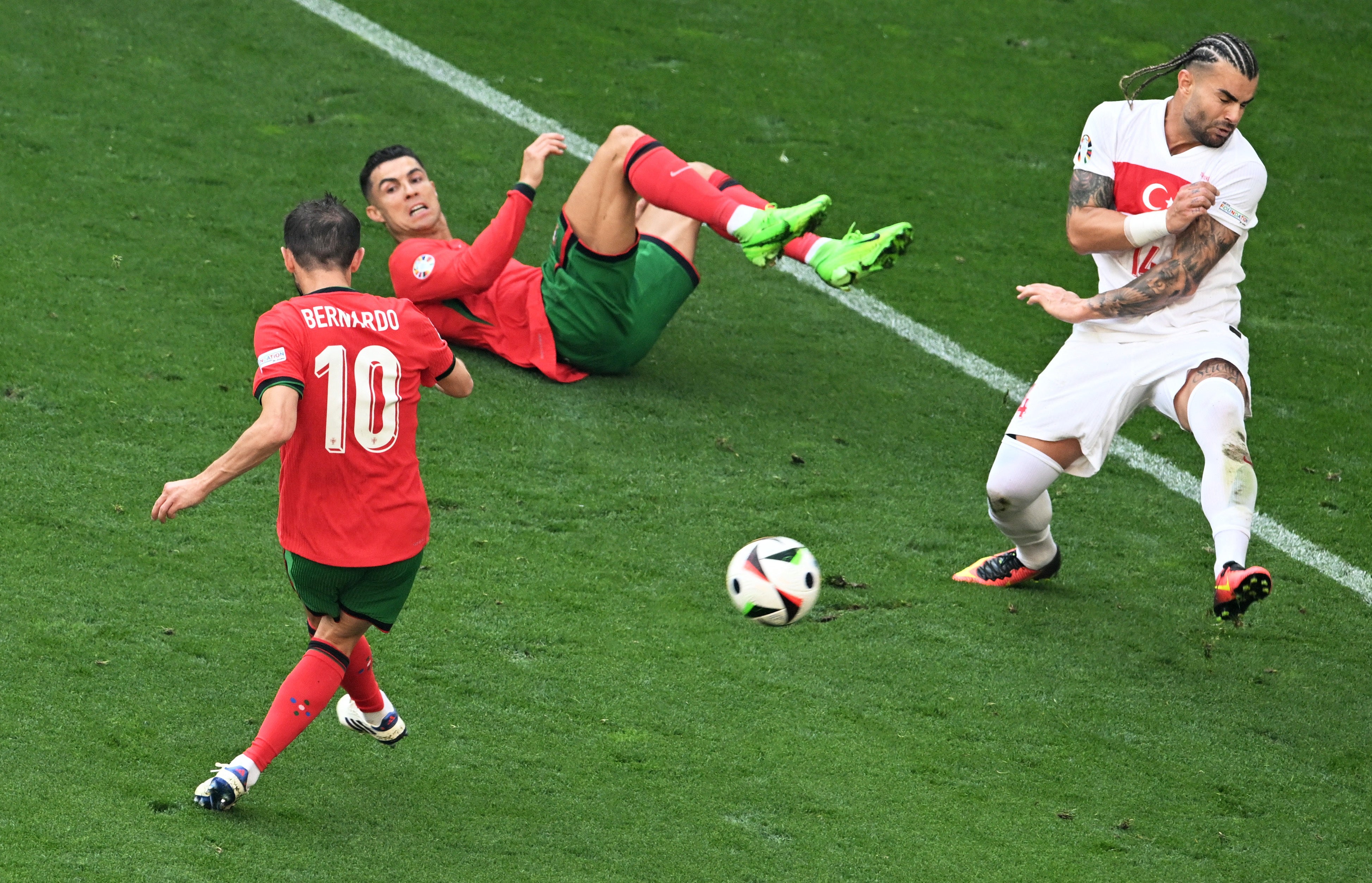 Bernardo Silva opens the scoring for Portgual.