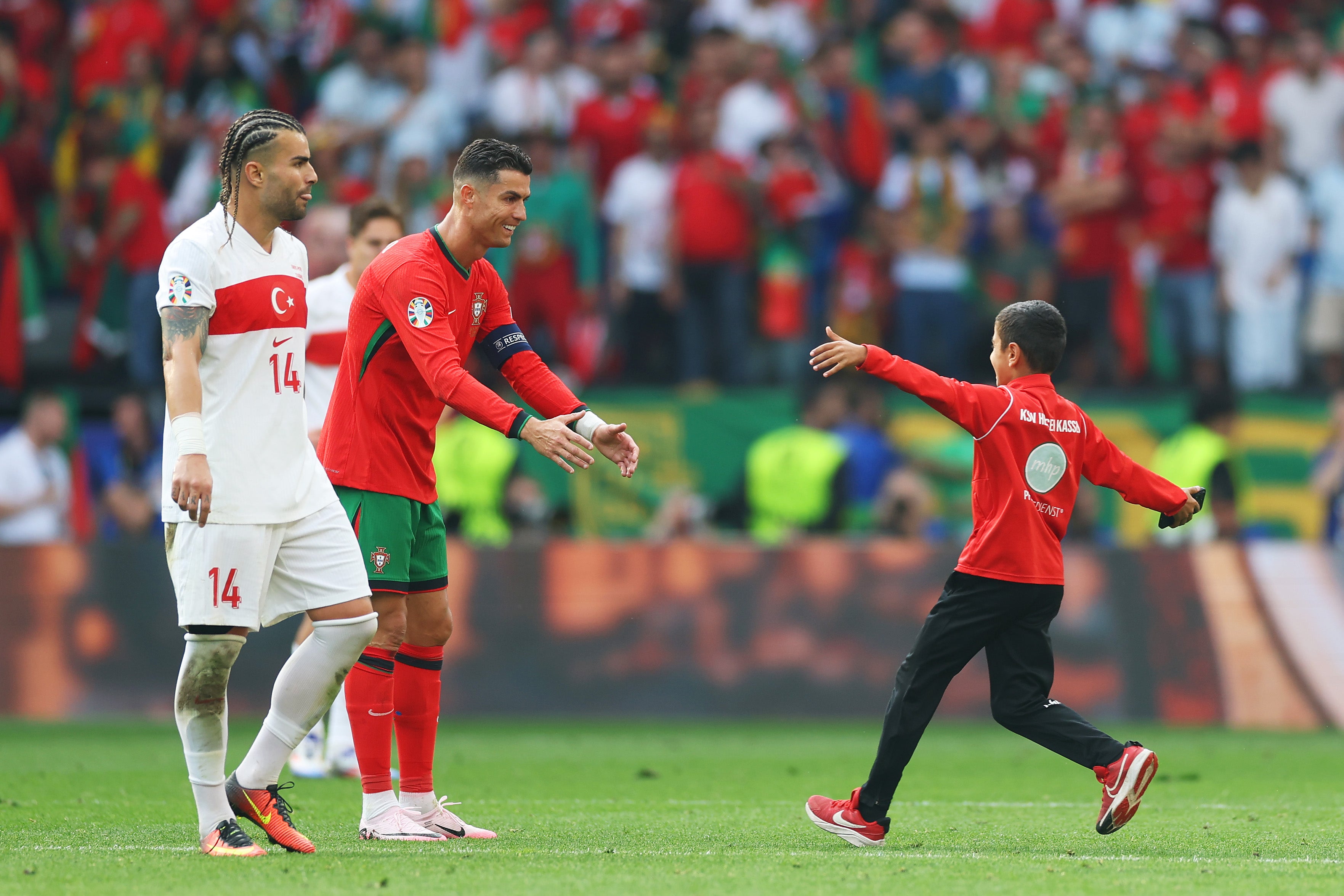 Ronaldo welcomed the young fan and was happy to pose for a picture