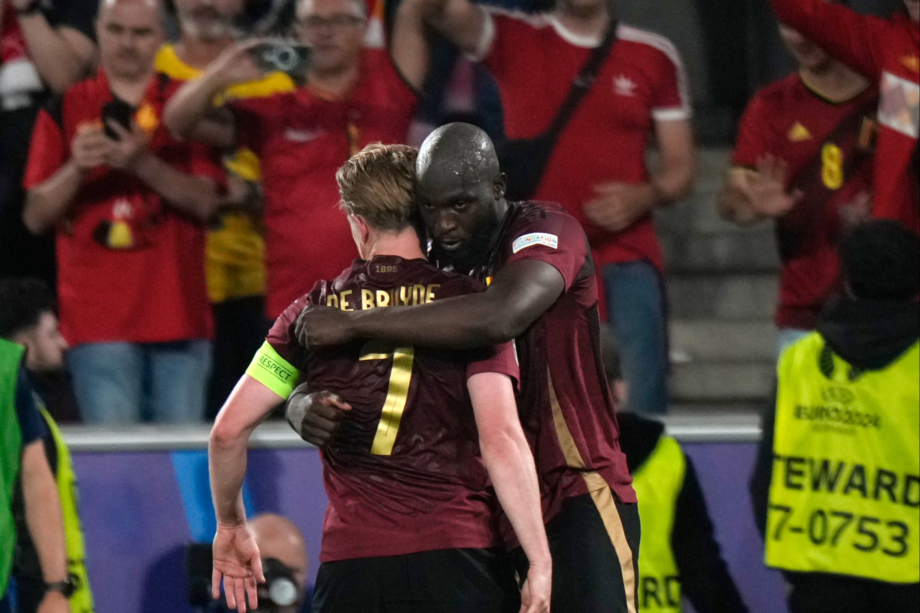 Romelu Lukaku embraces De Bruyne in Cologne