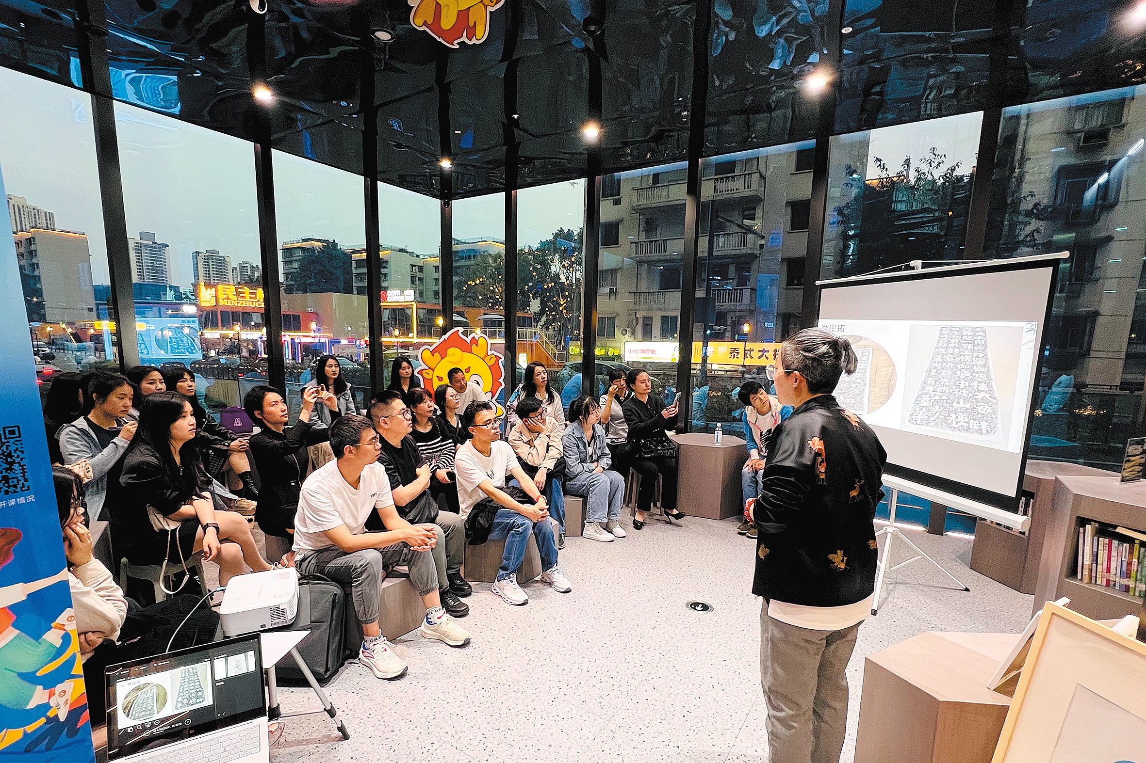 Students at Jiulongpo Youth Night School learn about the craft of making rubbings at the Wanxiang Bookstore in Chongqing’s Jiulongpo district in April